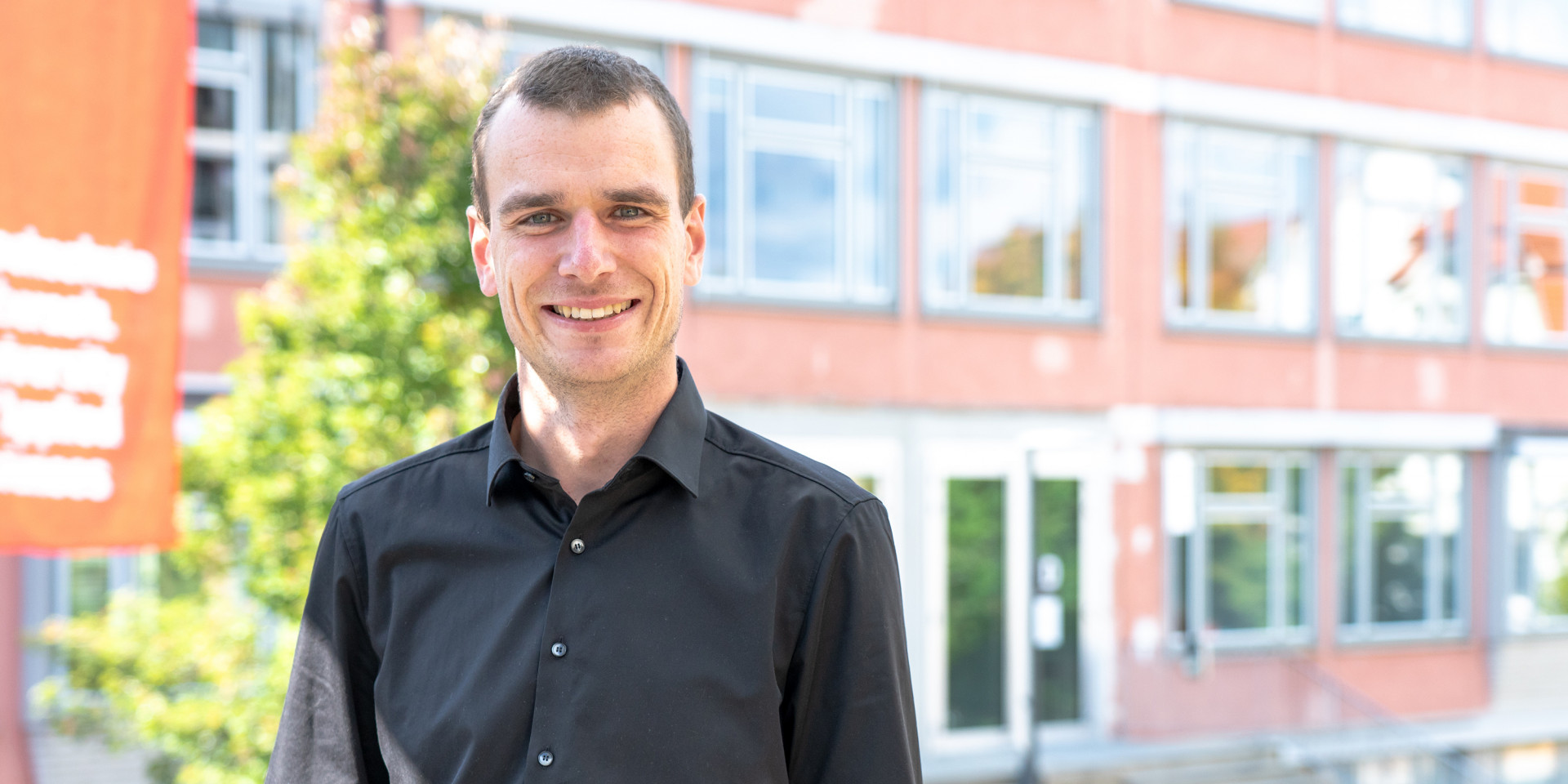 Prof. Dr. Lukas Hart auf dem Campus der Hochschule Biberach