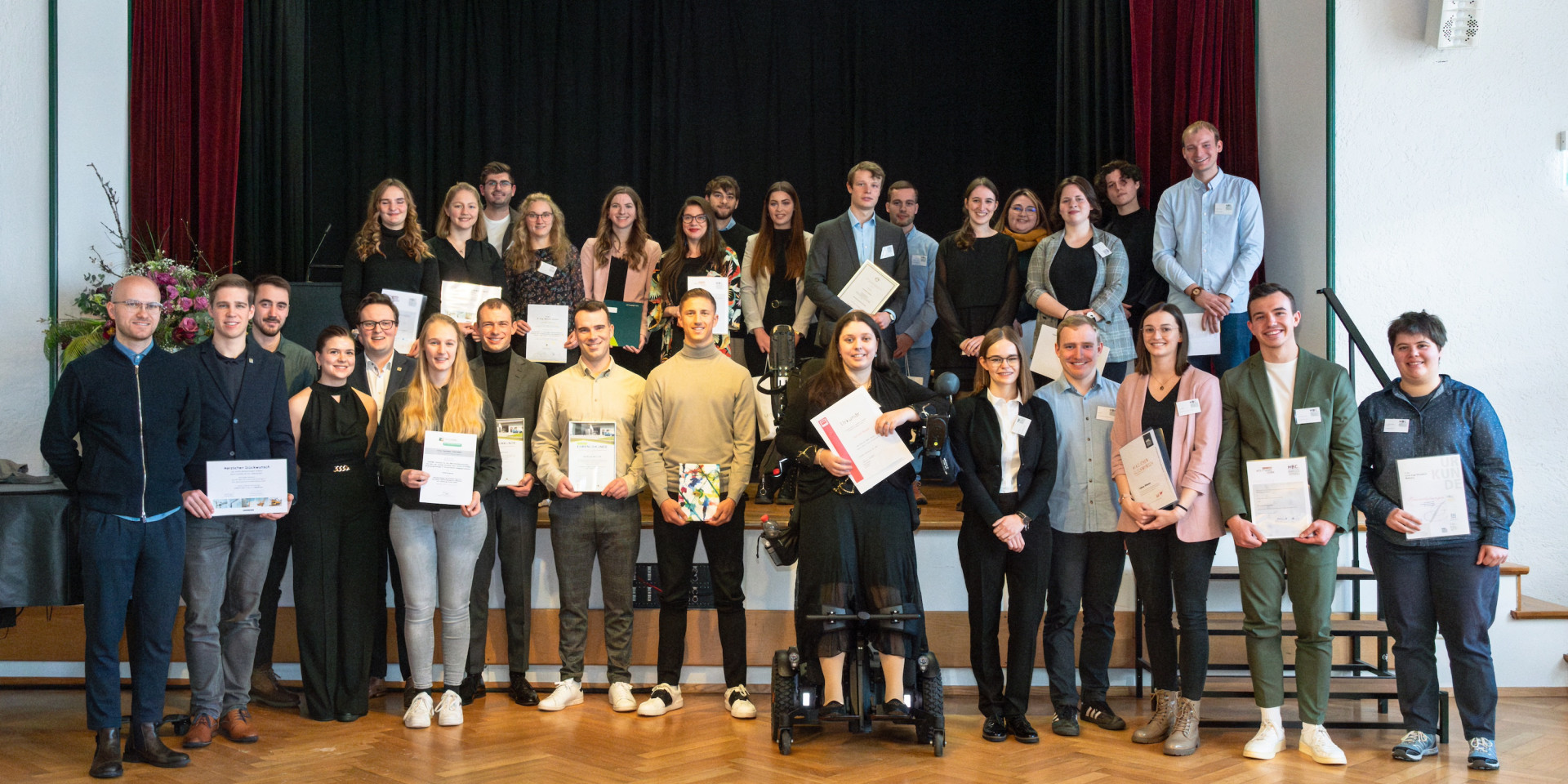 Gruppenbild mit Studierenden, stehend