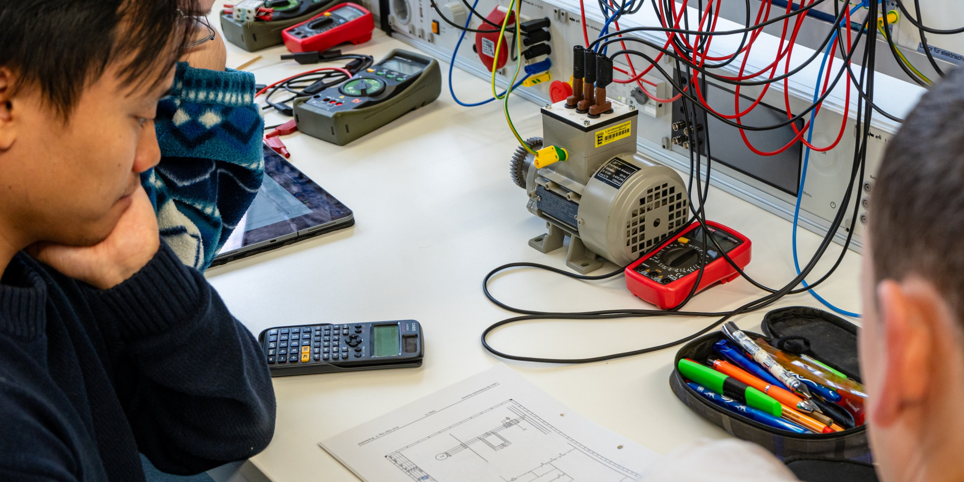 Zwei junge Männer sitzen an einem Tisch