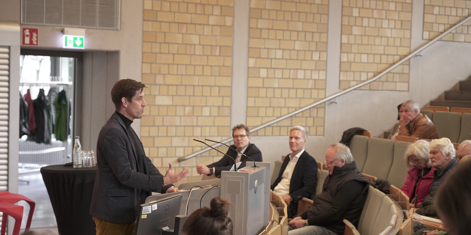 Ein Mann hält einen Vortrag