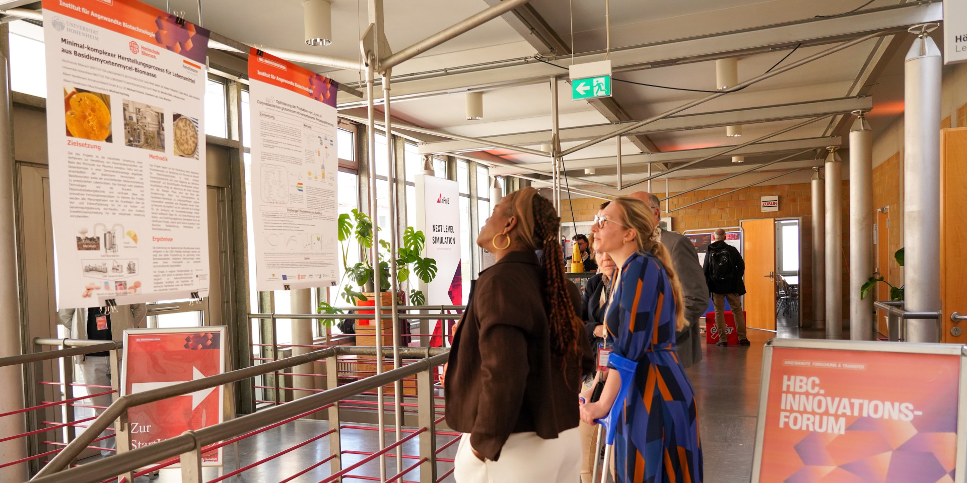 Zwei Frauen stehen vor Plakaten