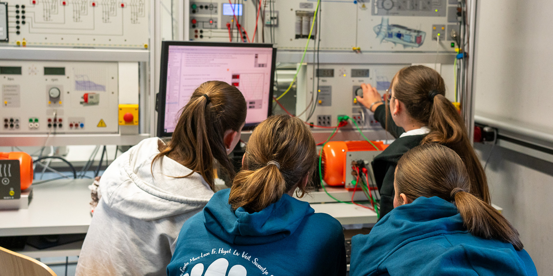 Schülerinnen sitzen vor einem Computer 