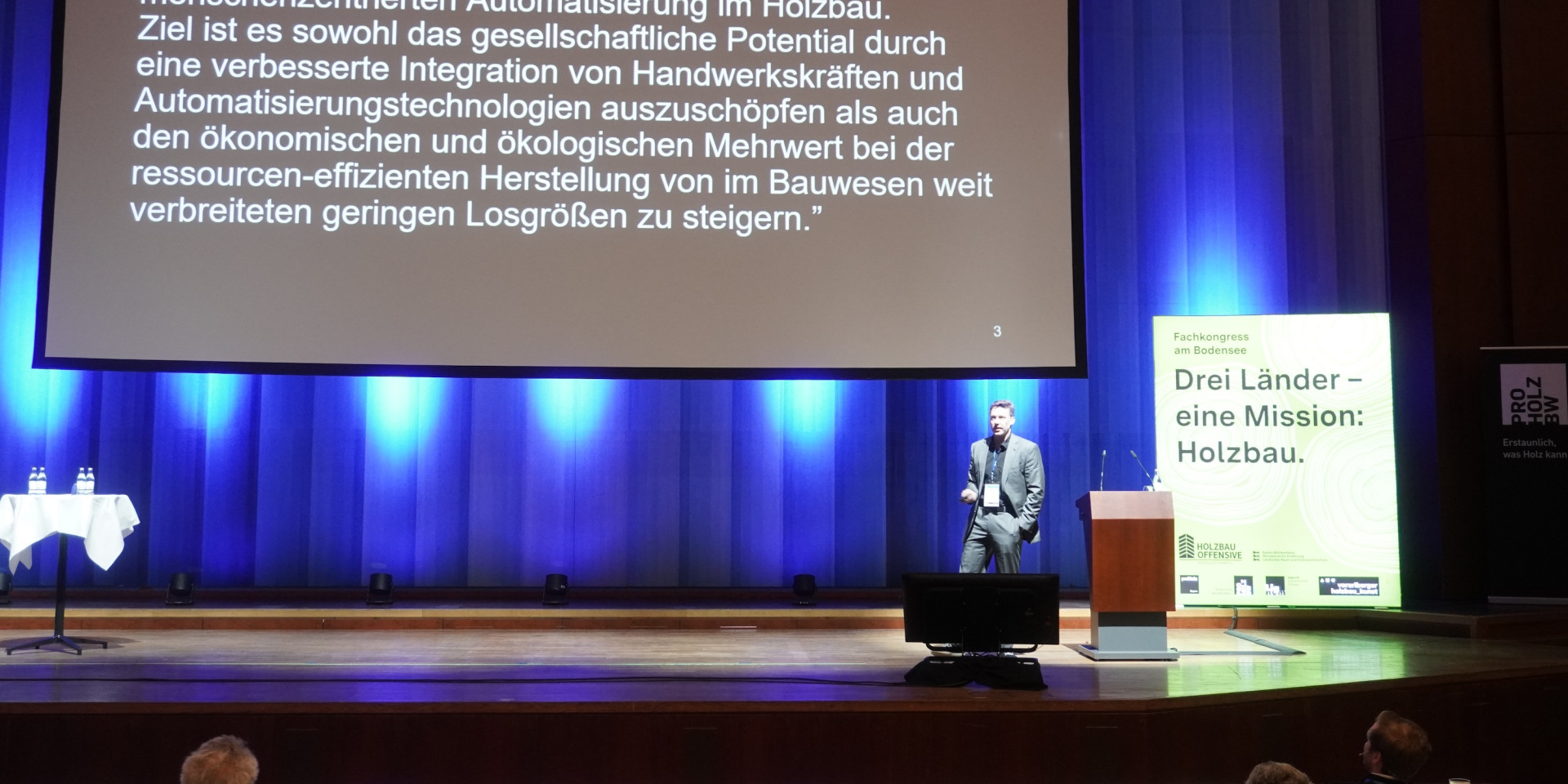 Professor Felix Amtsberg hält eine Präsentation