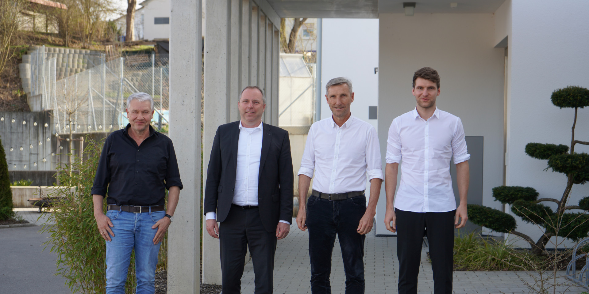 Gruppenfoto vor dem Unternehmenssitz der Grimm GmbH