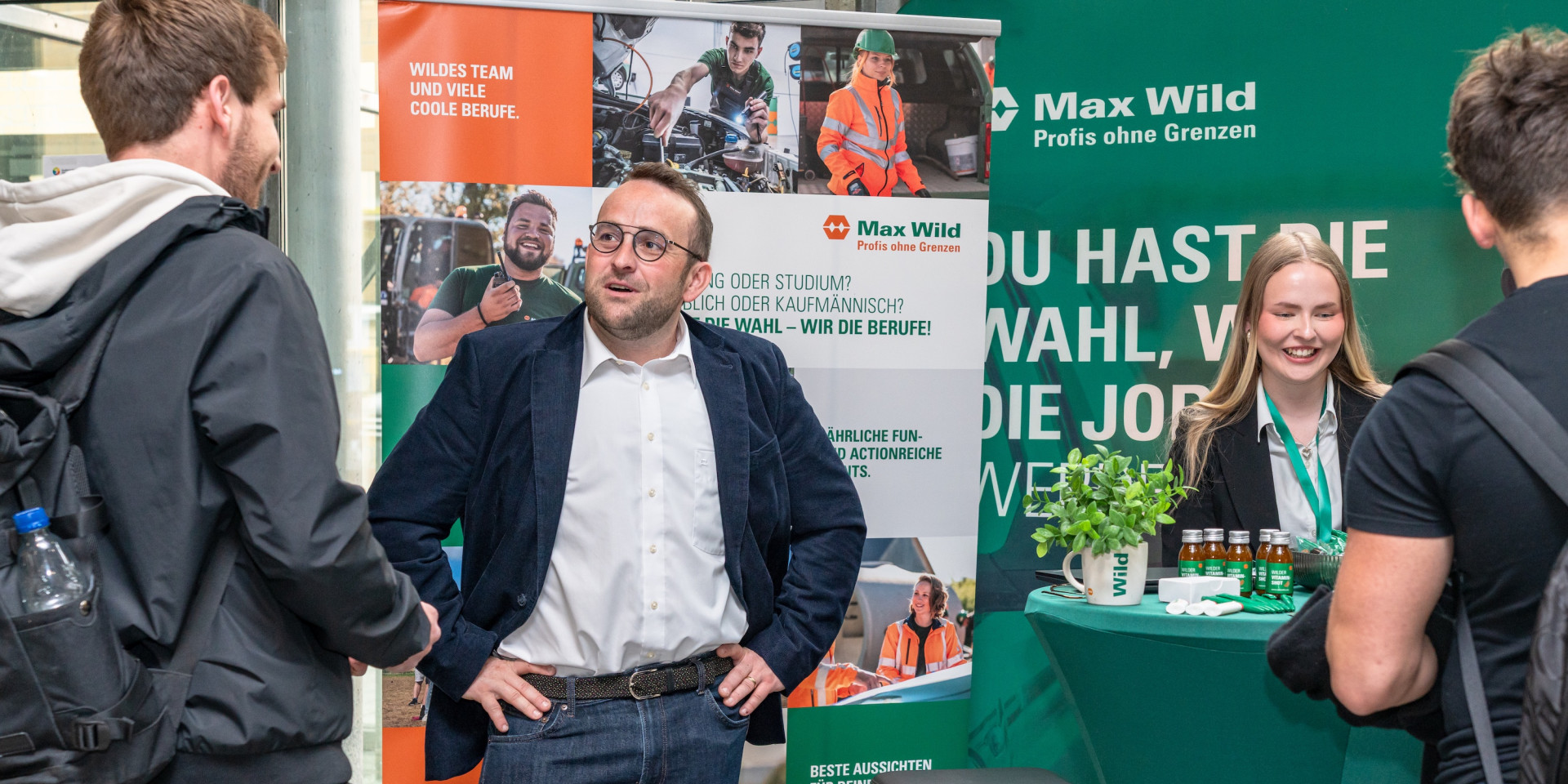 Menschen stehen an einem Messestand und lassen sich beraten 