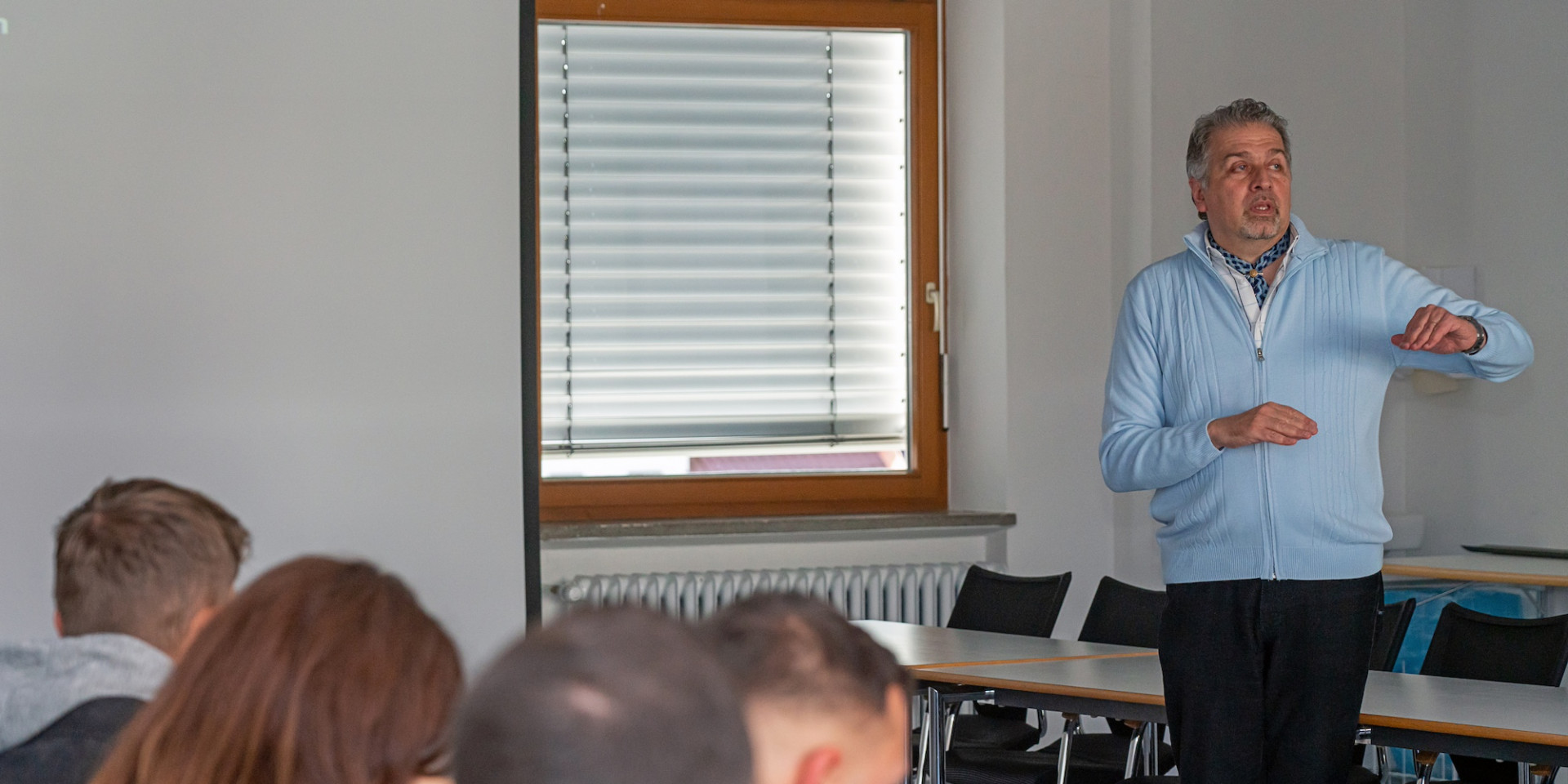 Prof. vor Studierenden