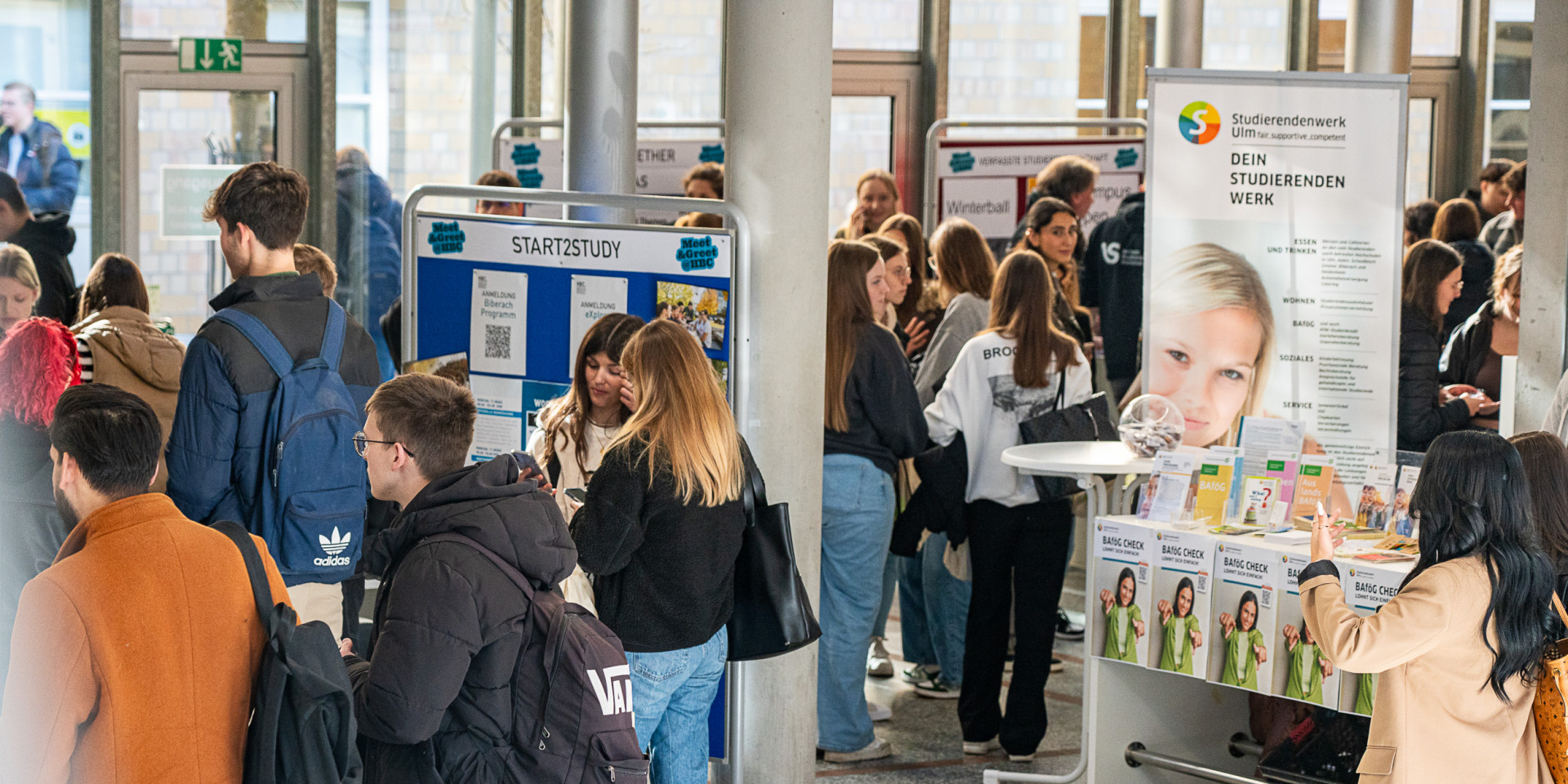 Studierende in Halle bei Infoständen