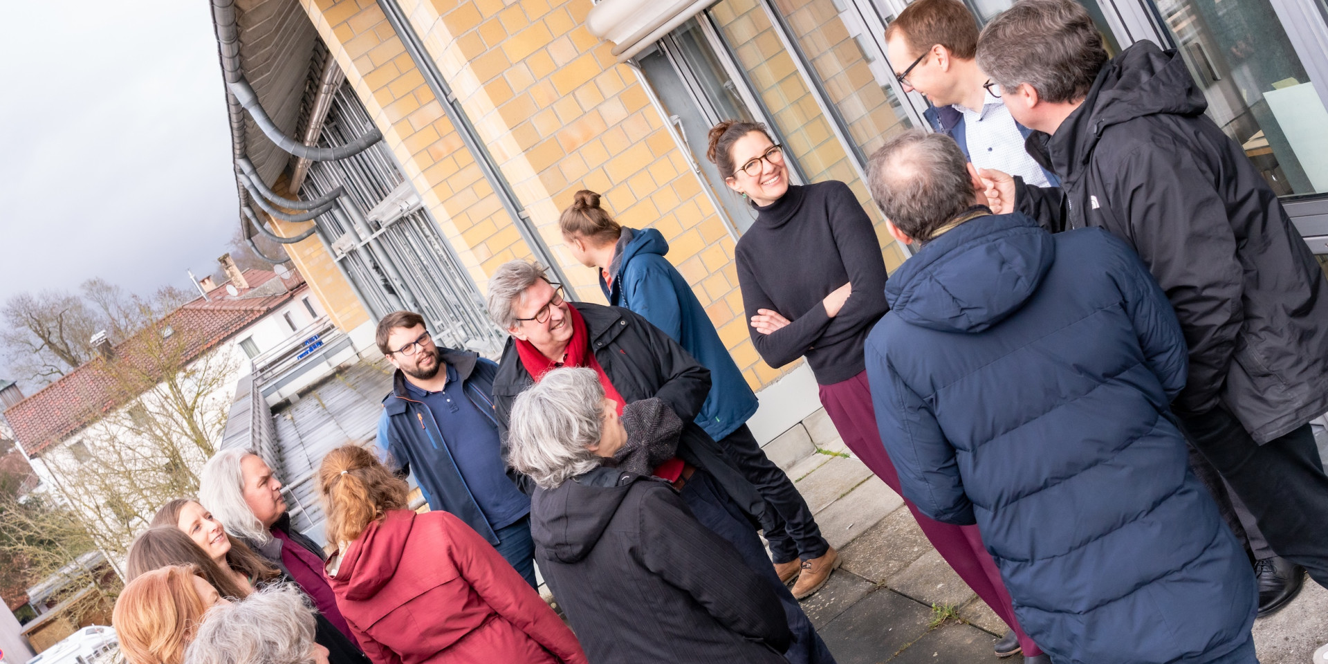 viele Personen bei einem Gruppenfoto