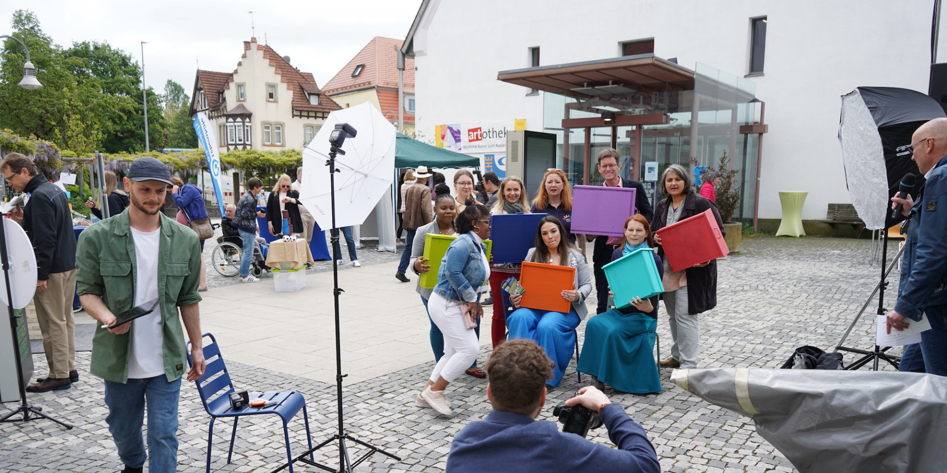 Viele Menschen auf Marktplatz