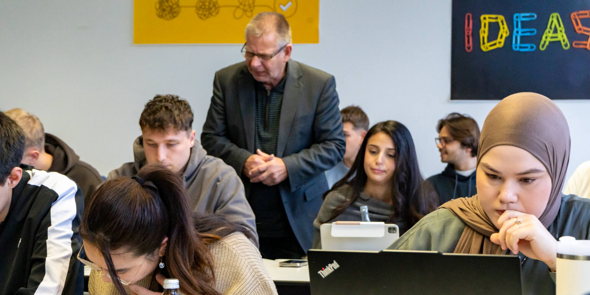 Studierende werden von Ihrem Professor in der Vorbereitung zum EEX-Zertifikat betreut