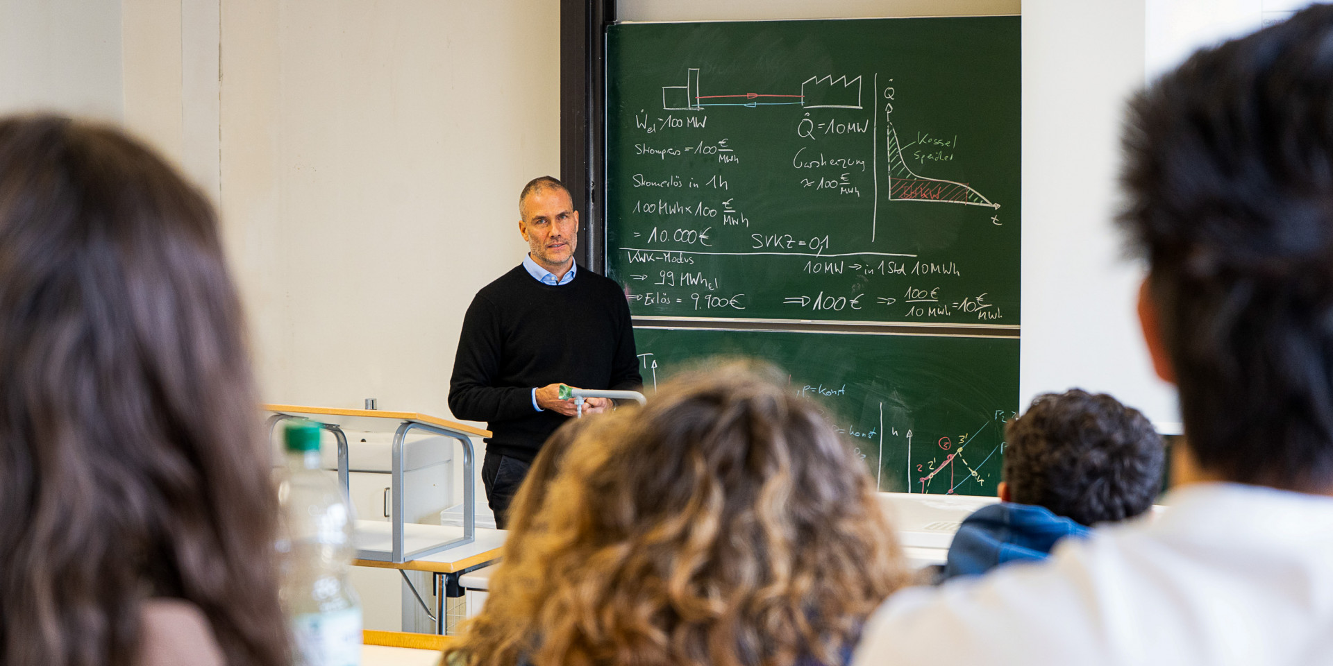 Lehrkraft vor Studierenden