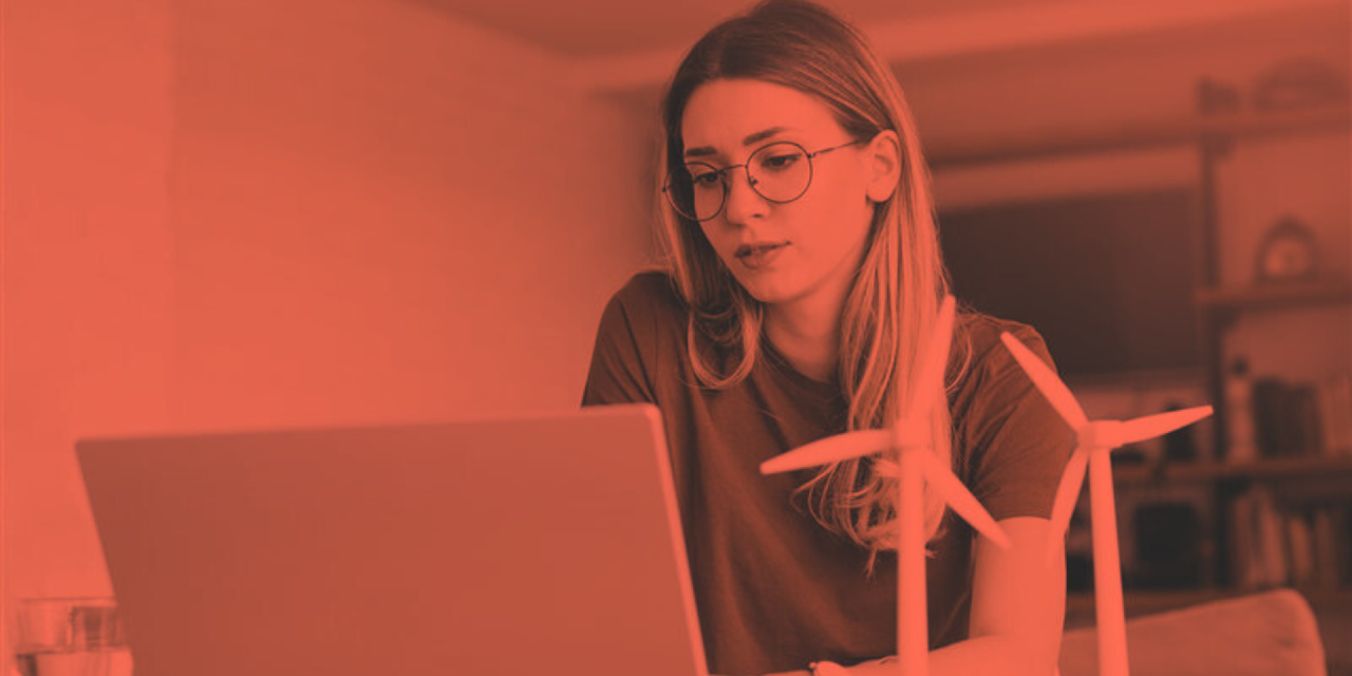 Frau an Laptop mit Modelwindrädern