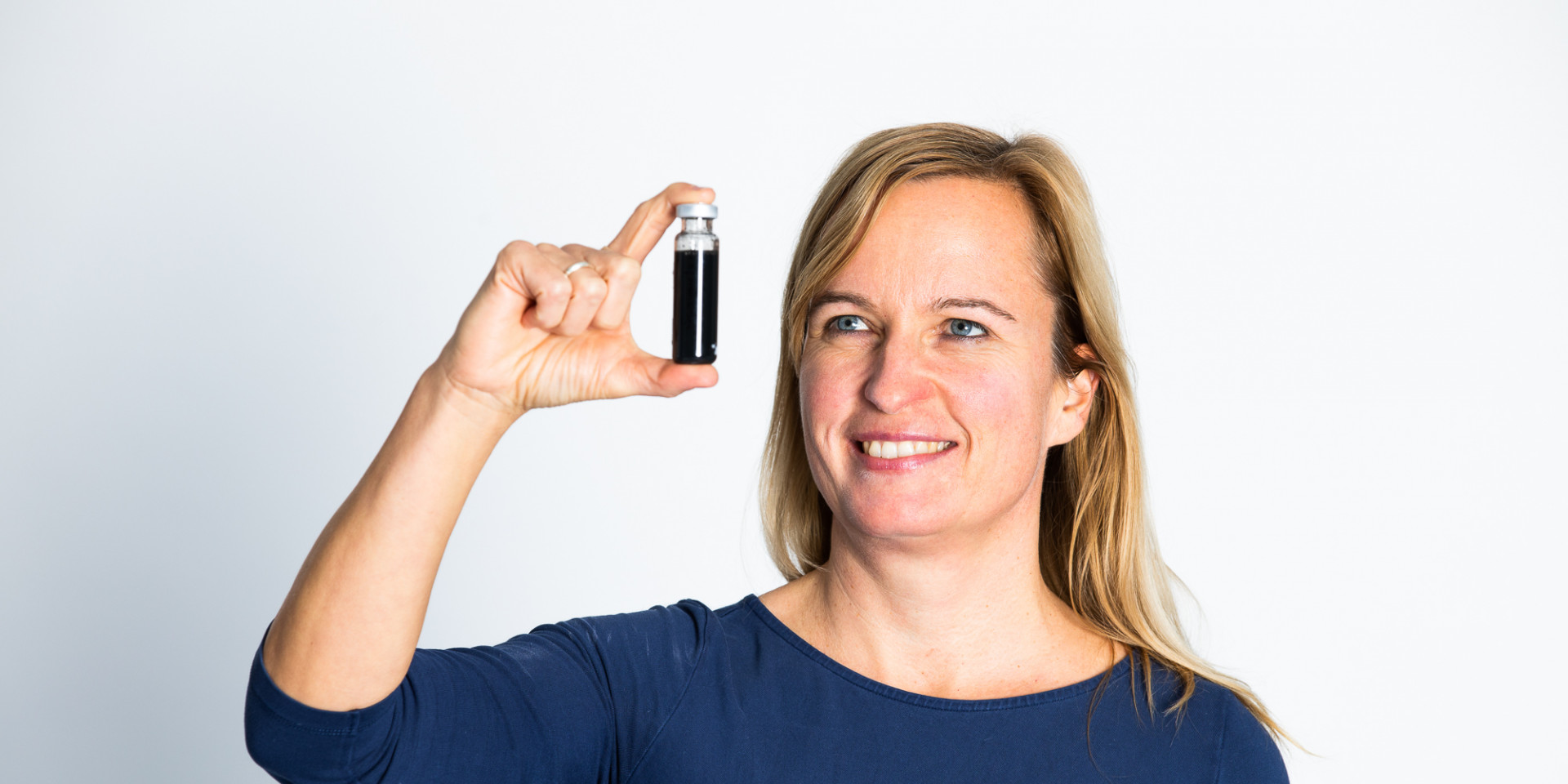 Frau im Porträt hält etwas in der Hand