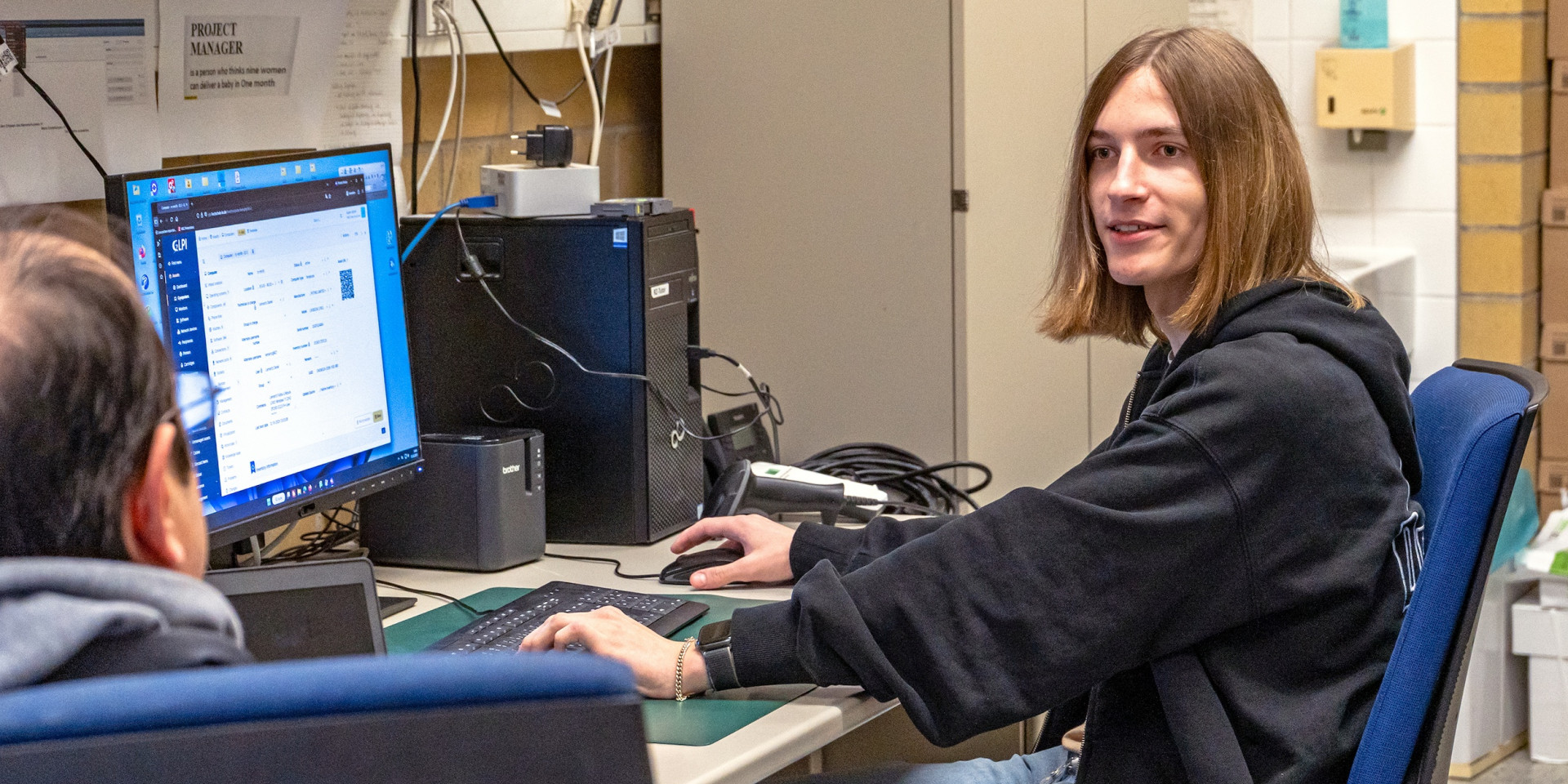 Ein junger Student sitzt vor einem Rechner