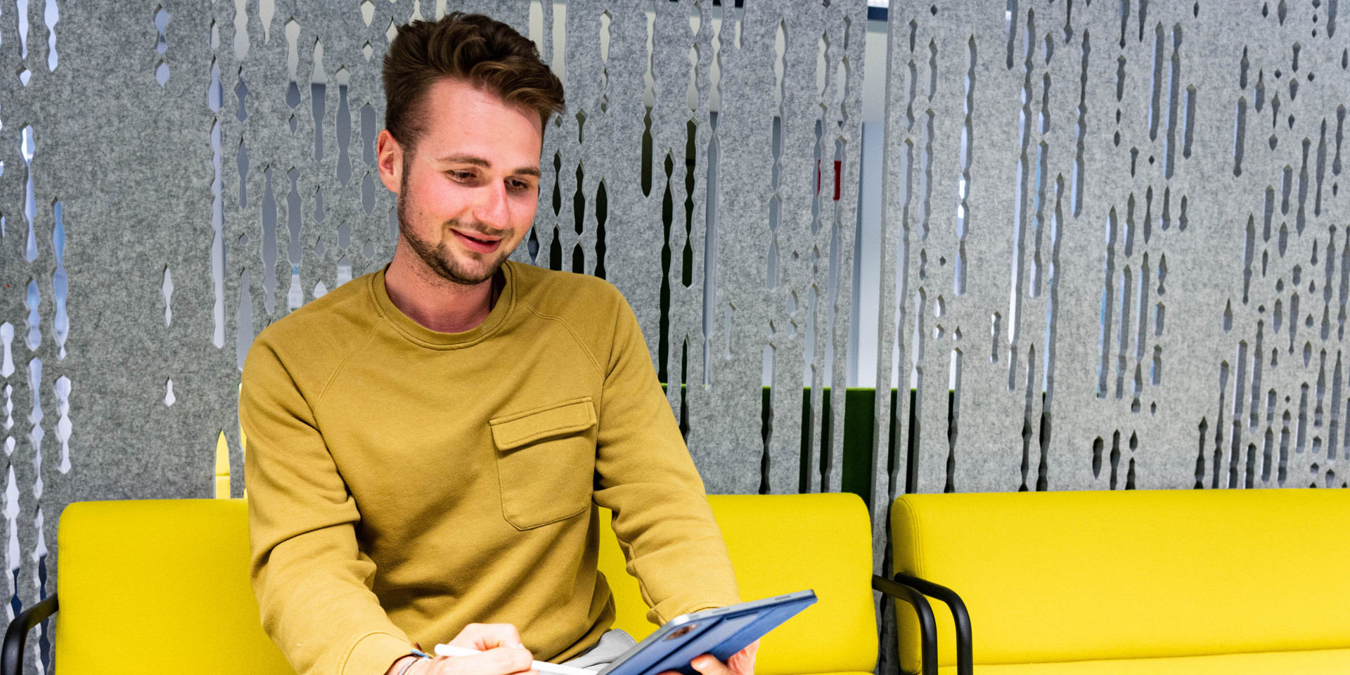 Mann mit Tablet in der Hand