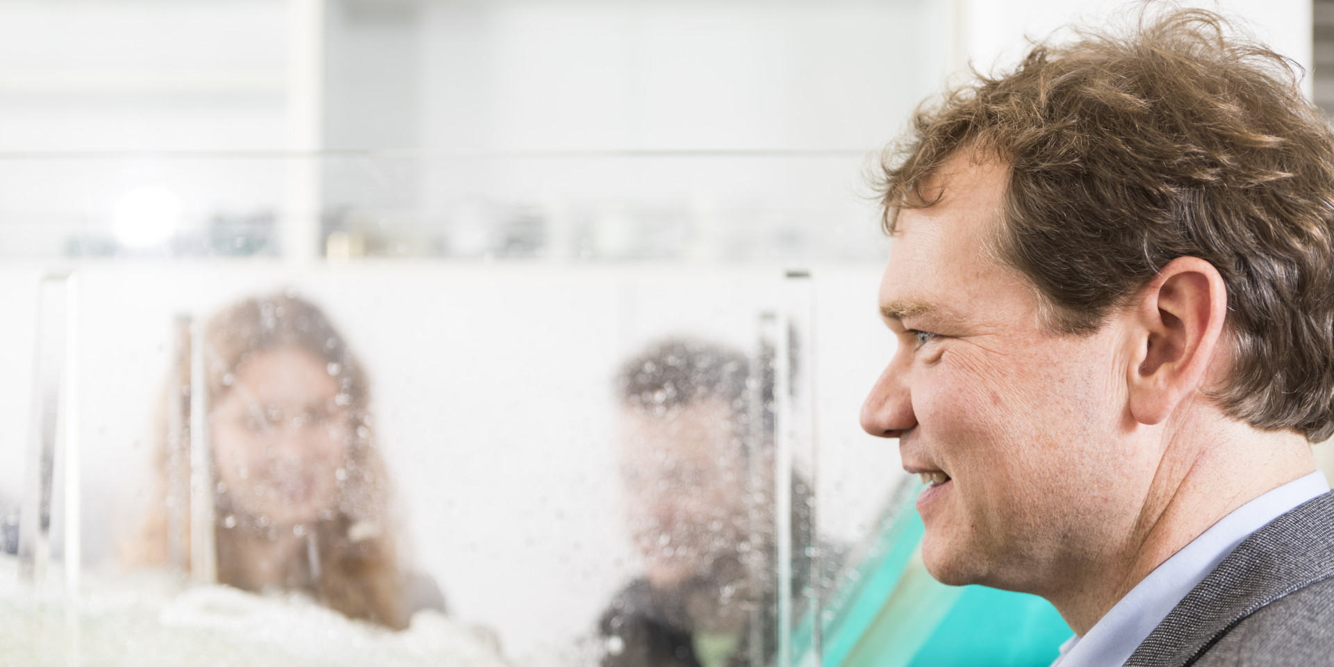 Mann im Wasserbaulabor