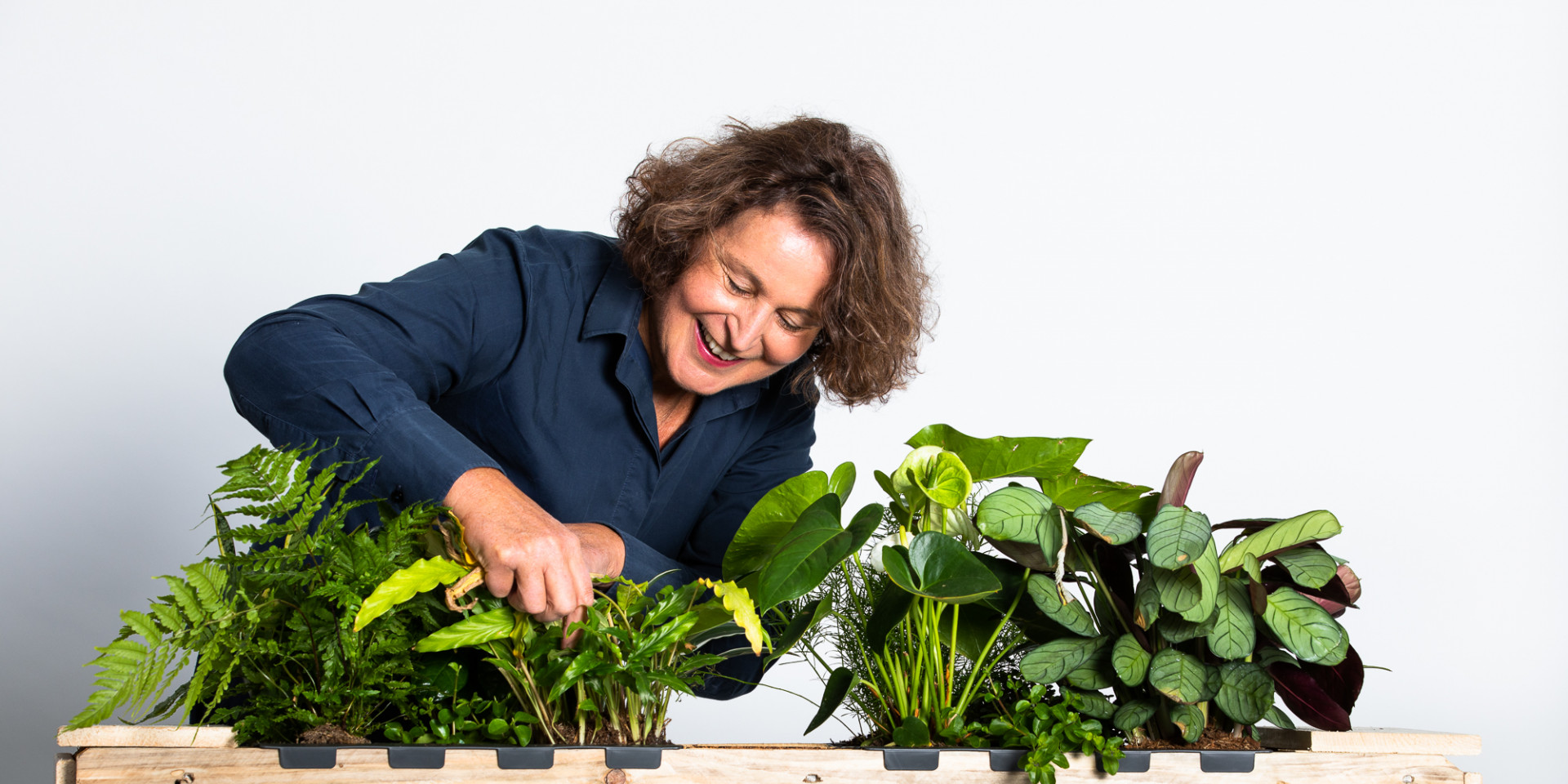 Frau mit Blumenkasten aus Paletten