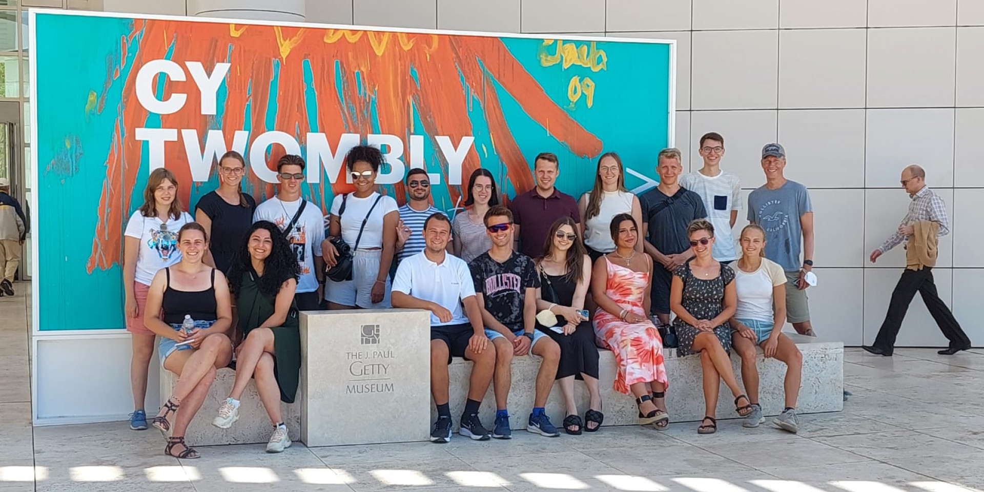 Gruppenbild vor buntem Plakat 