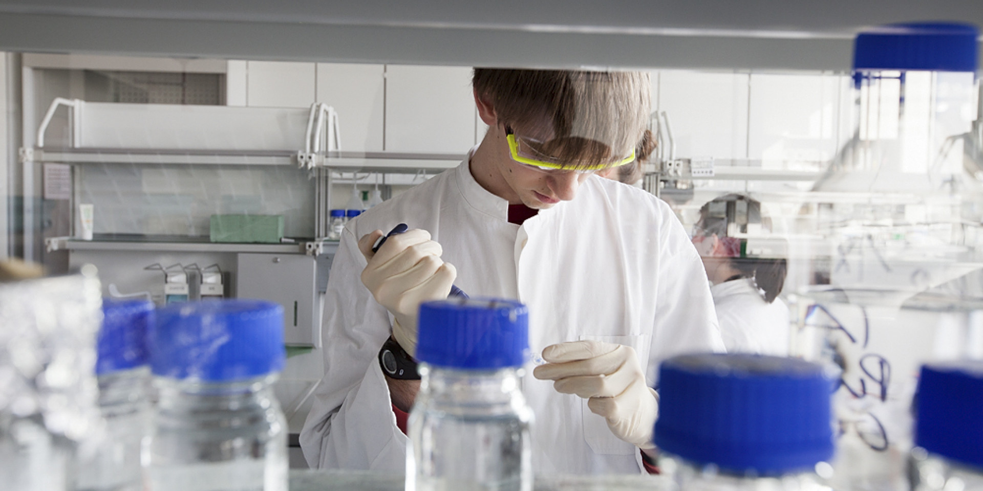 Studierender der Pharmazeutischen Biotechnologie im Labor