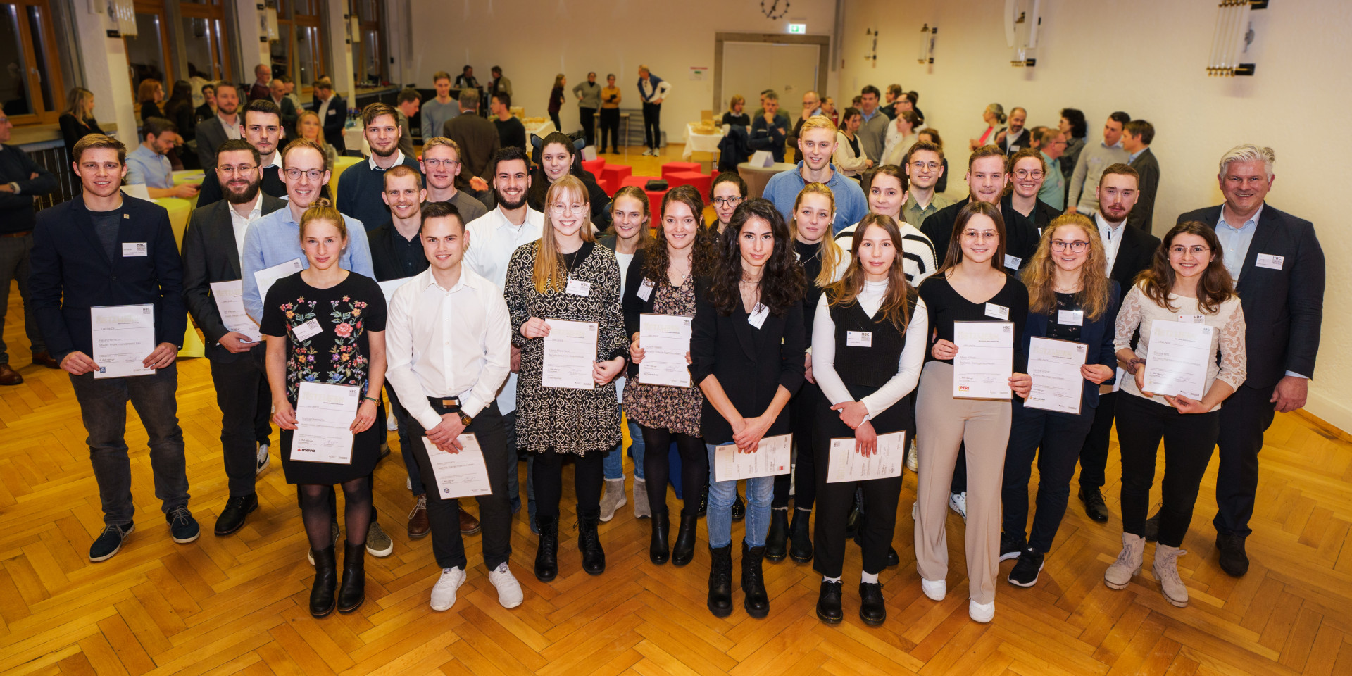 Gruppenbild von Studierenden im Stehen