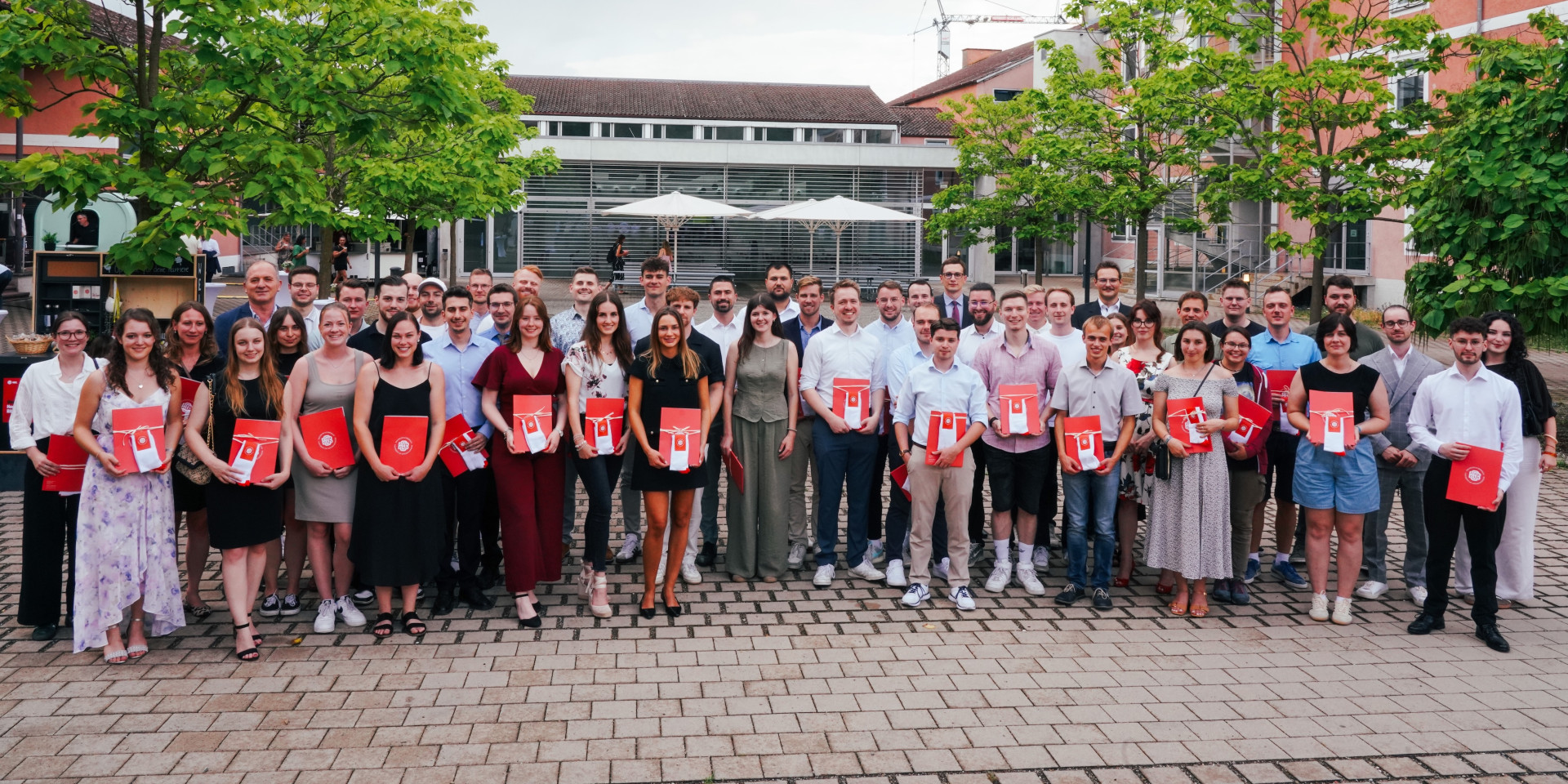 Viele Personen bei der Masterverabschiedung