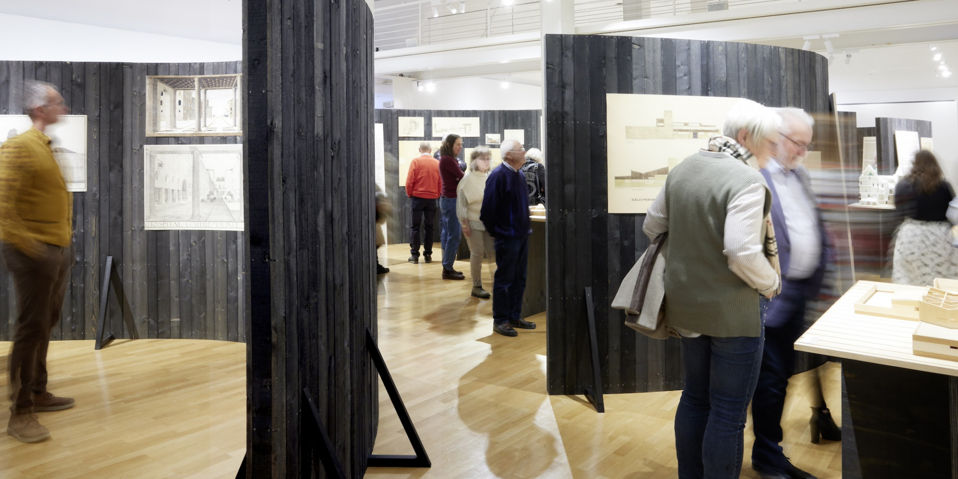 Personen in einer Ausstellung