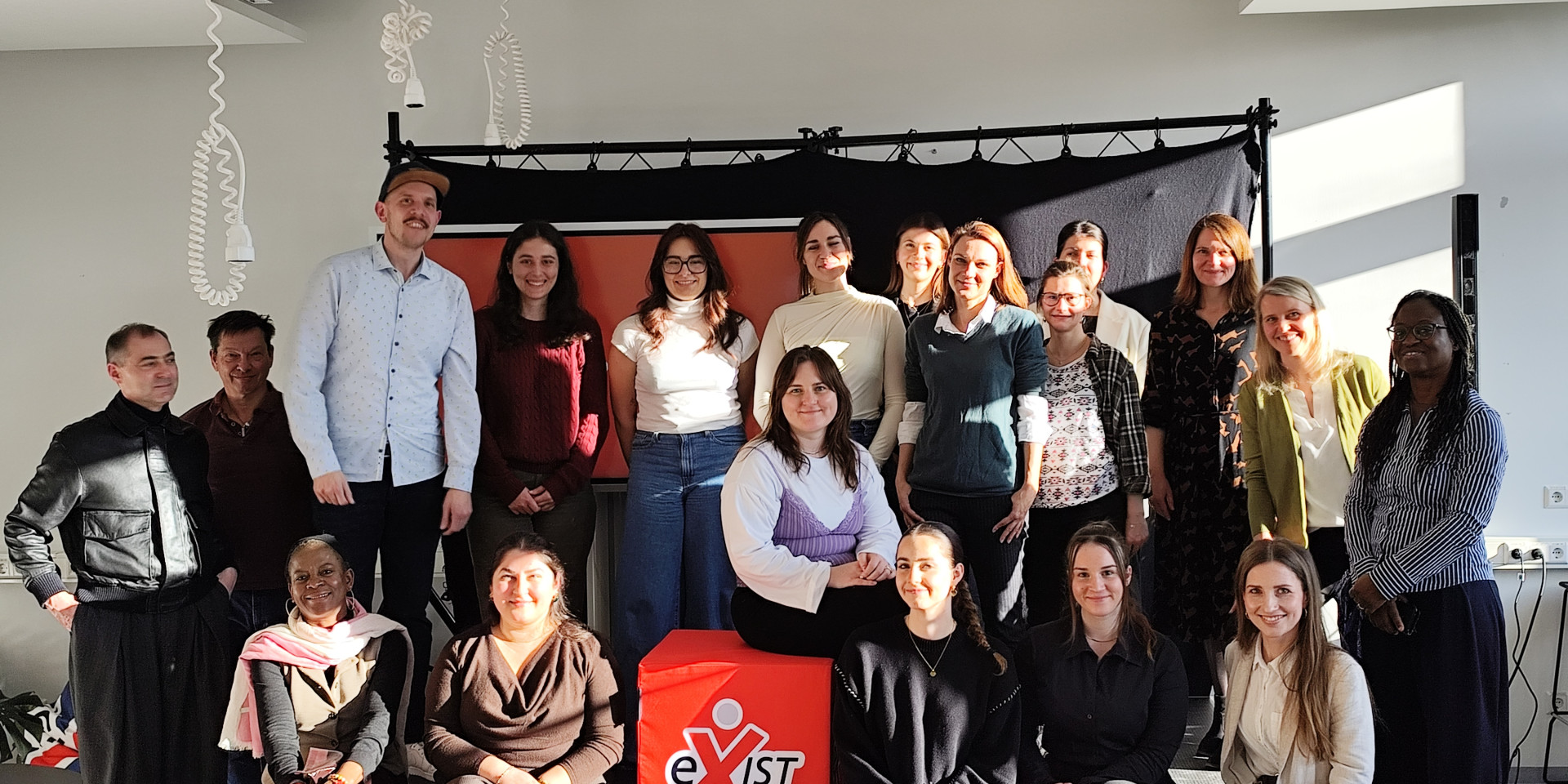 Viele Frauen stehen auf einer Bühne in der Gründerinitiative