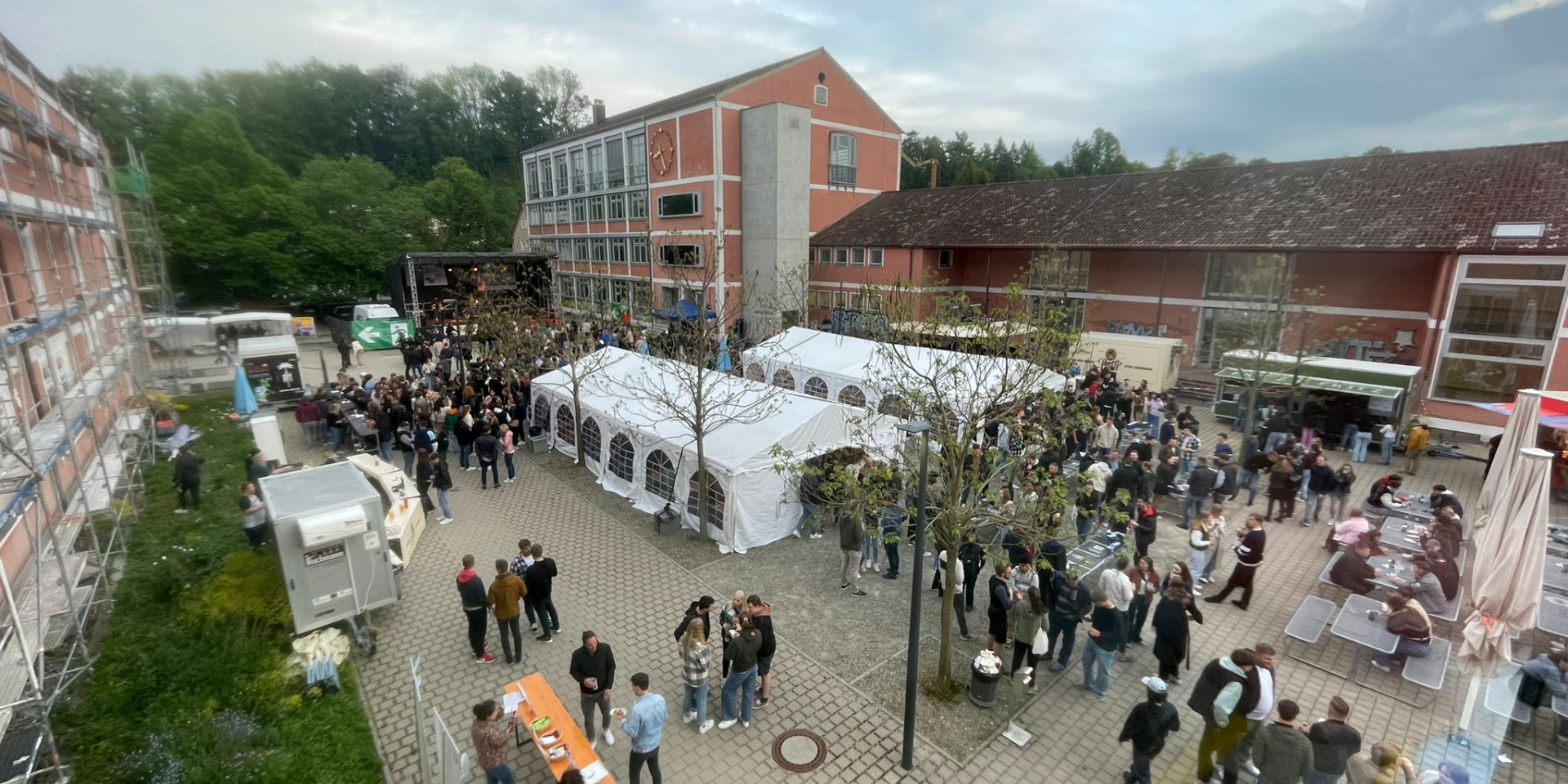 Bild von oben auf Open Air Feier am Campus der HBC