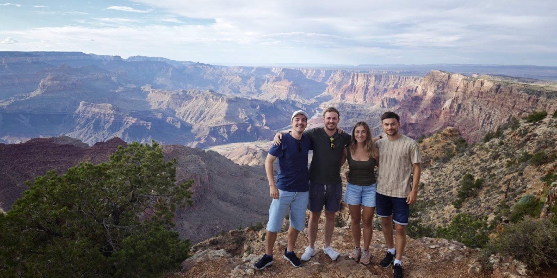 Vier Studierende stehen am Grand Canyon