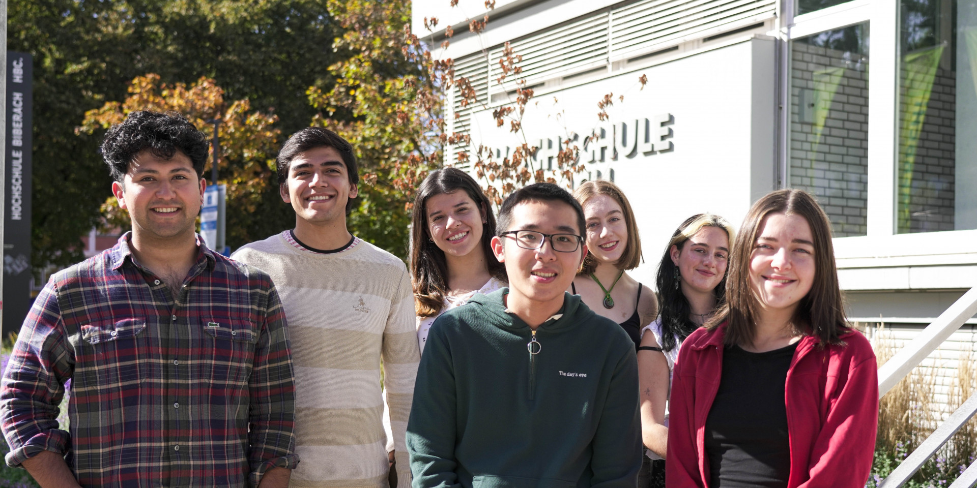 Studierende aus verschiedenen Nationen stehend