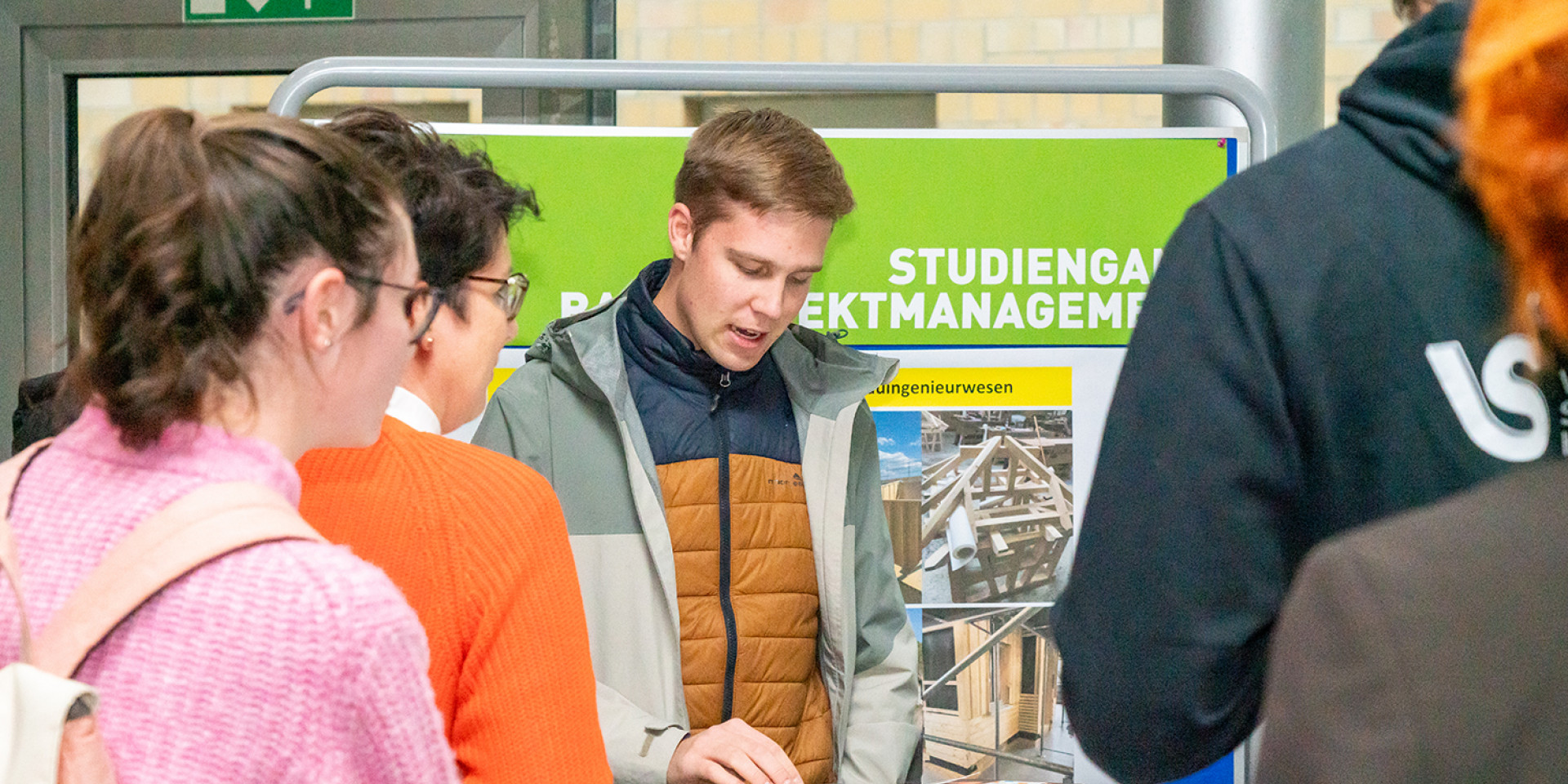 Interessierte stehen an einem Messestand