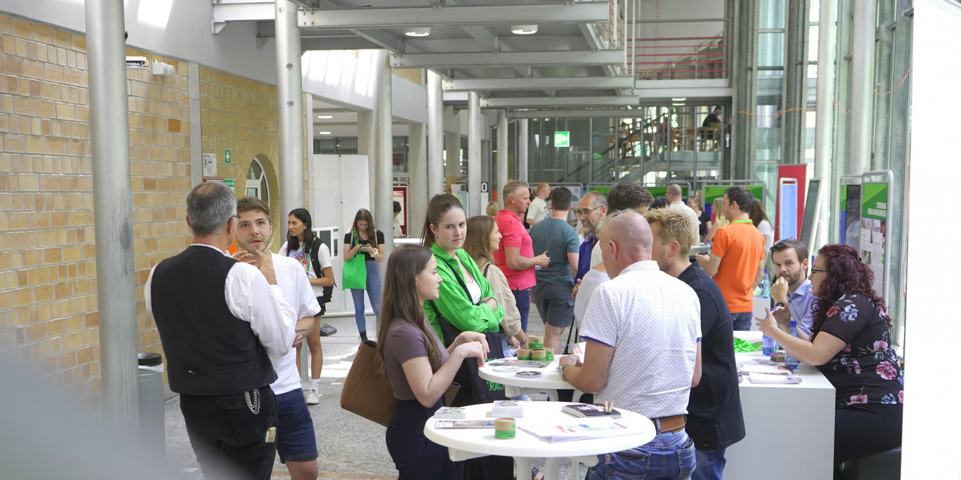 Mehrere Menschen in Cafeteria 