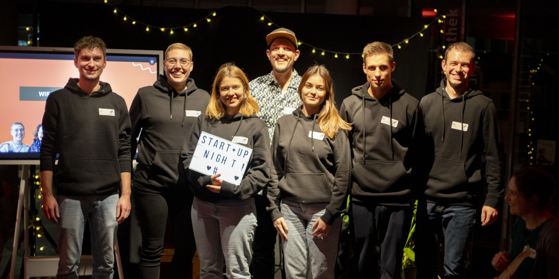Beteiligte der Startup Night auf der Bühne 