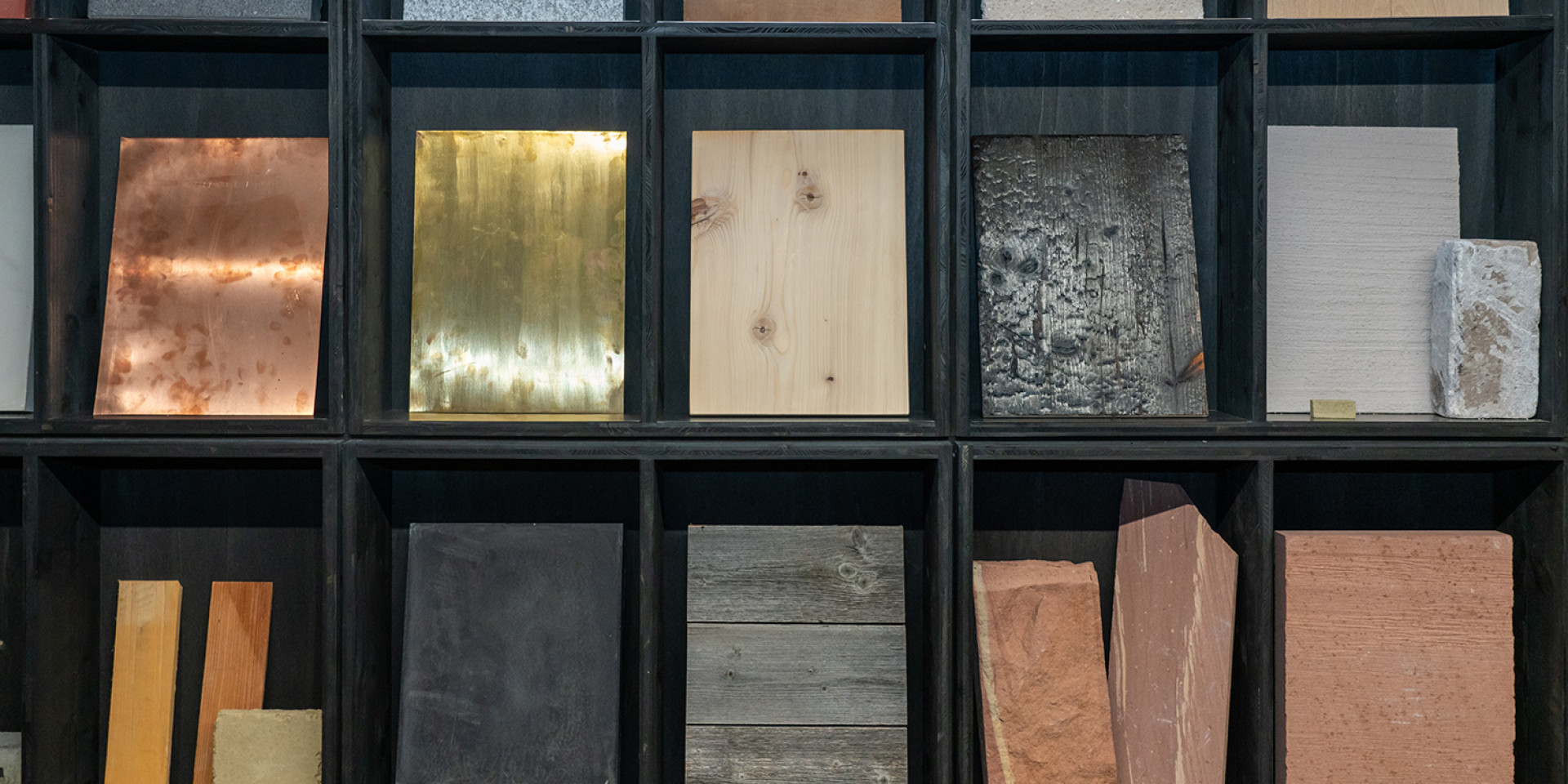 Schwarzes Regal mit verschiedenen Materialien