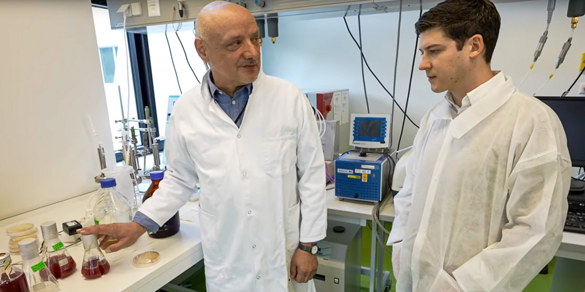 Zwei Männer stehen mit Laborkittel im Labor