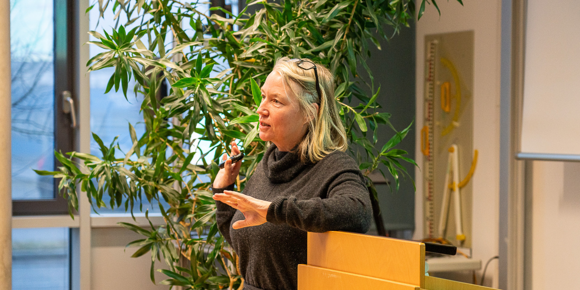 Frau steht an einem Rednerpult 