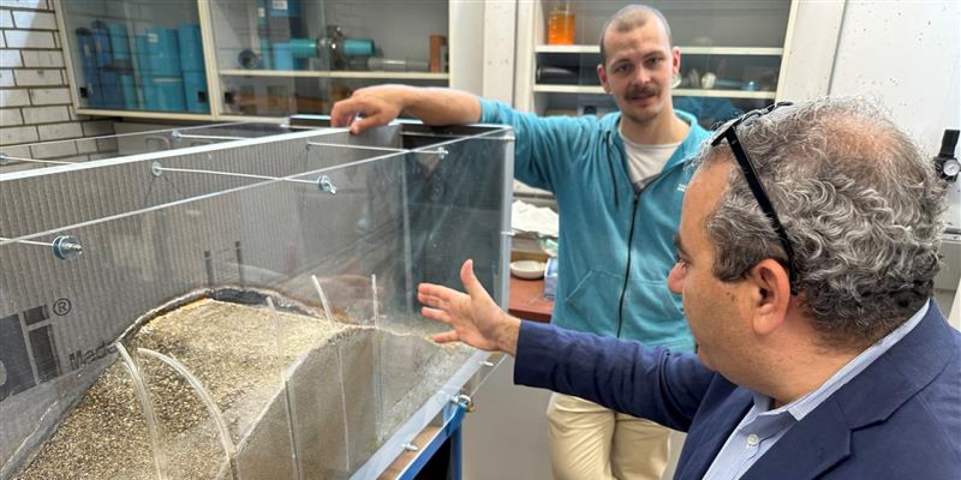 Zwei Männer im Wasserbaulabor