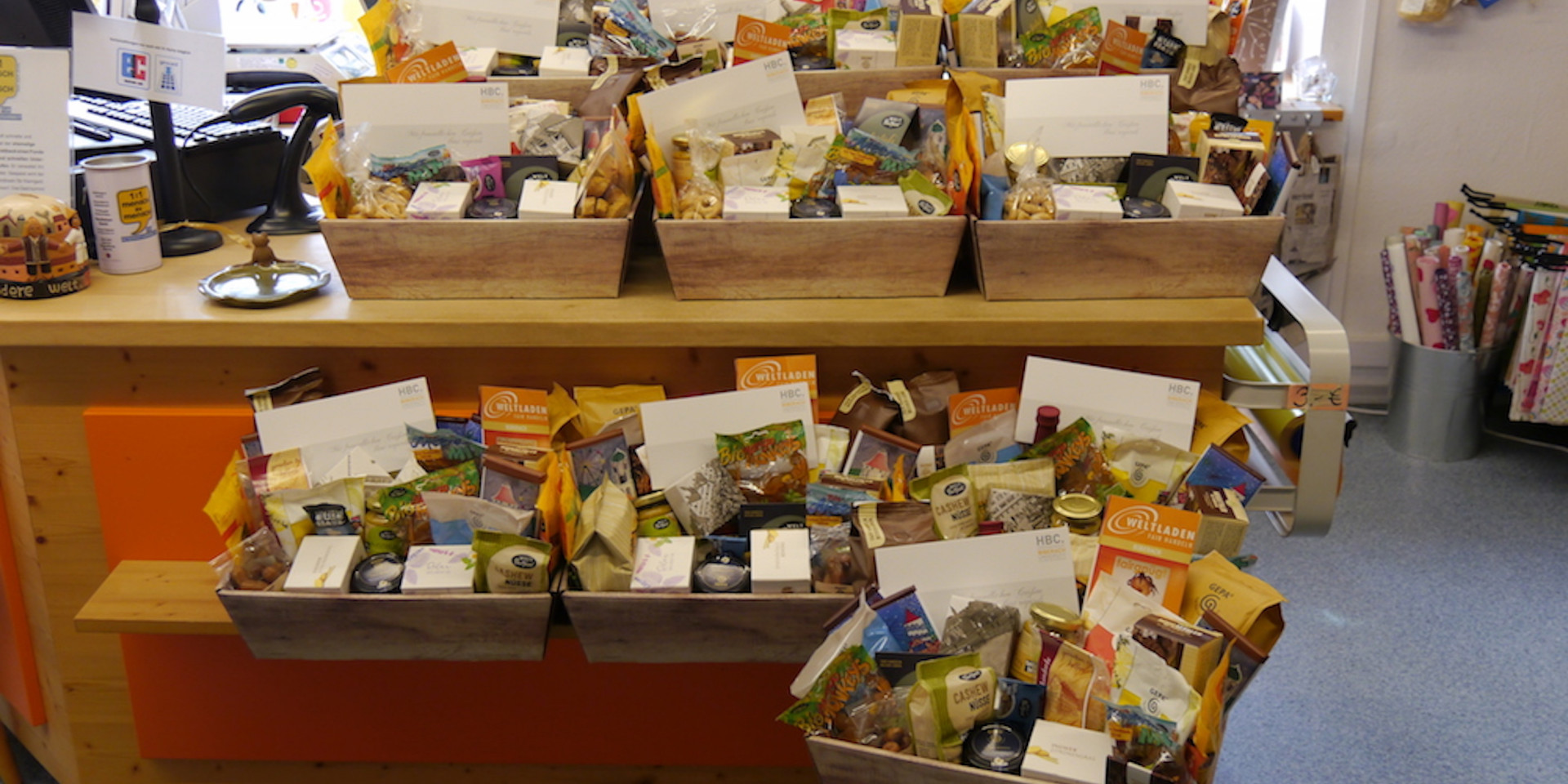 Hochschule Biberach spendet Geschenkkörbe des Biberacher Weltladens