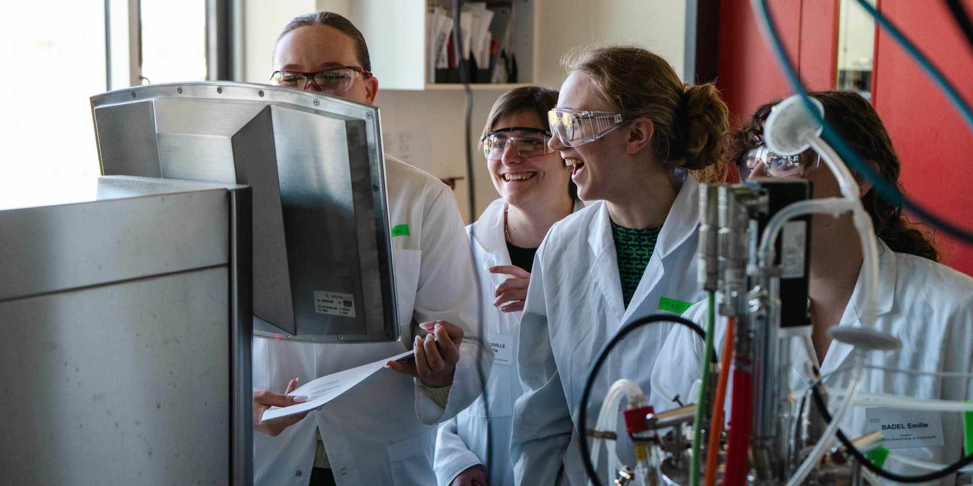 Studierende stehen im Labor