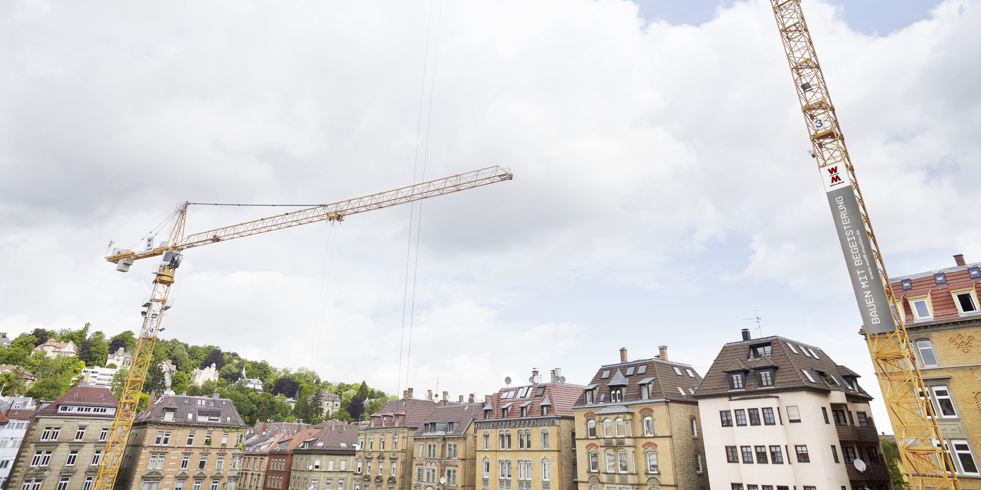 Gebäudereihe mit Kran 