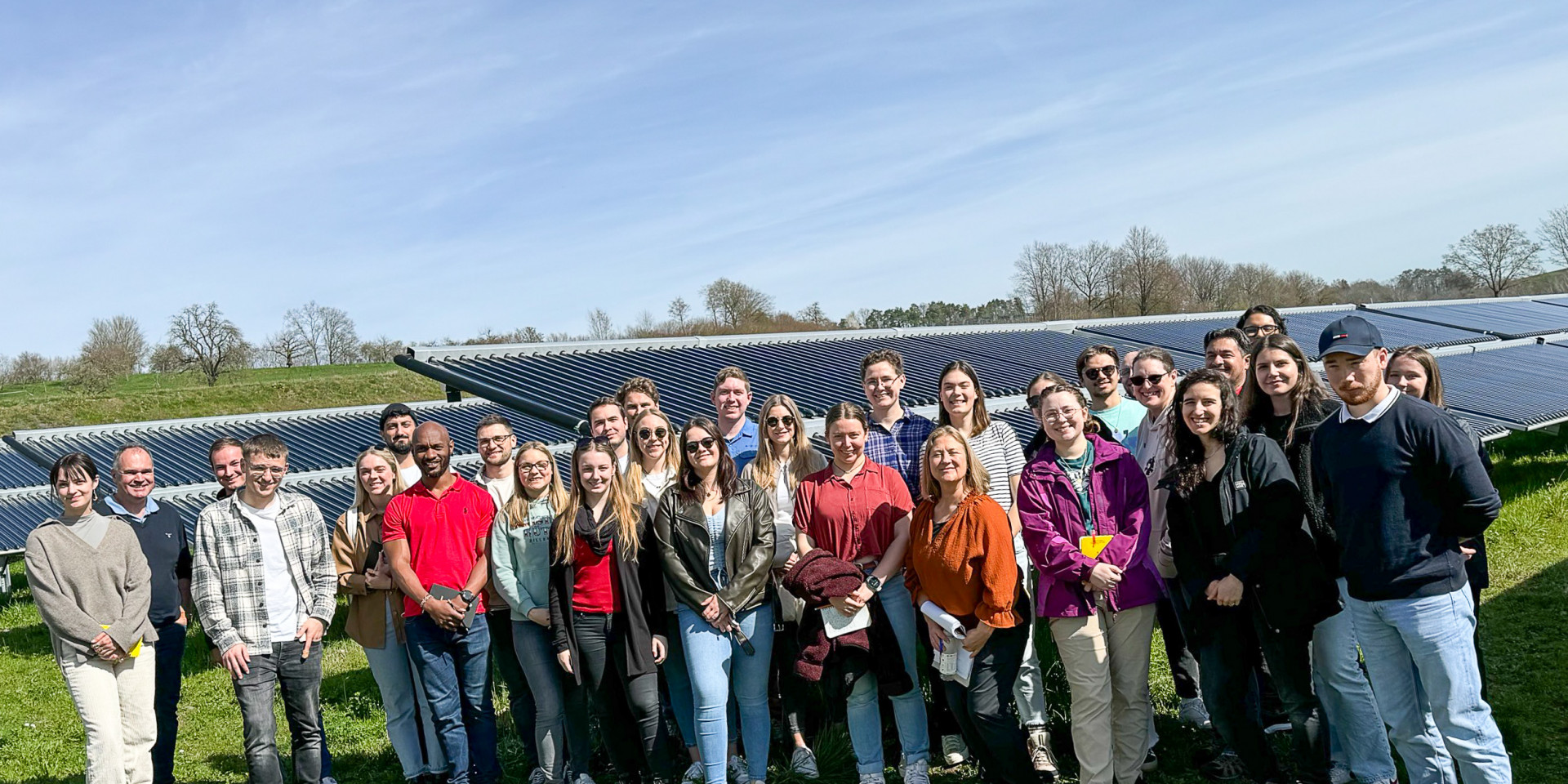 Große Gruppe steht in Energiepark