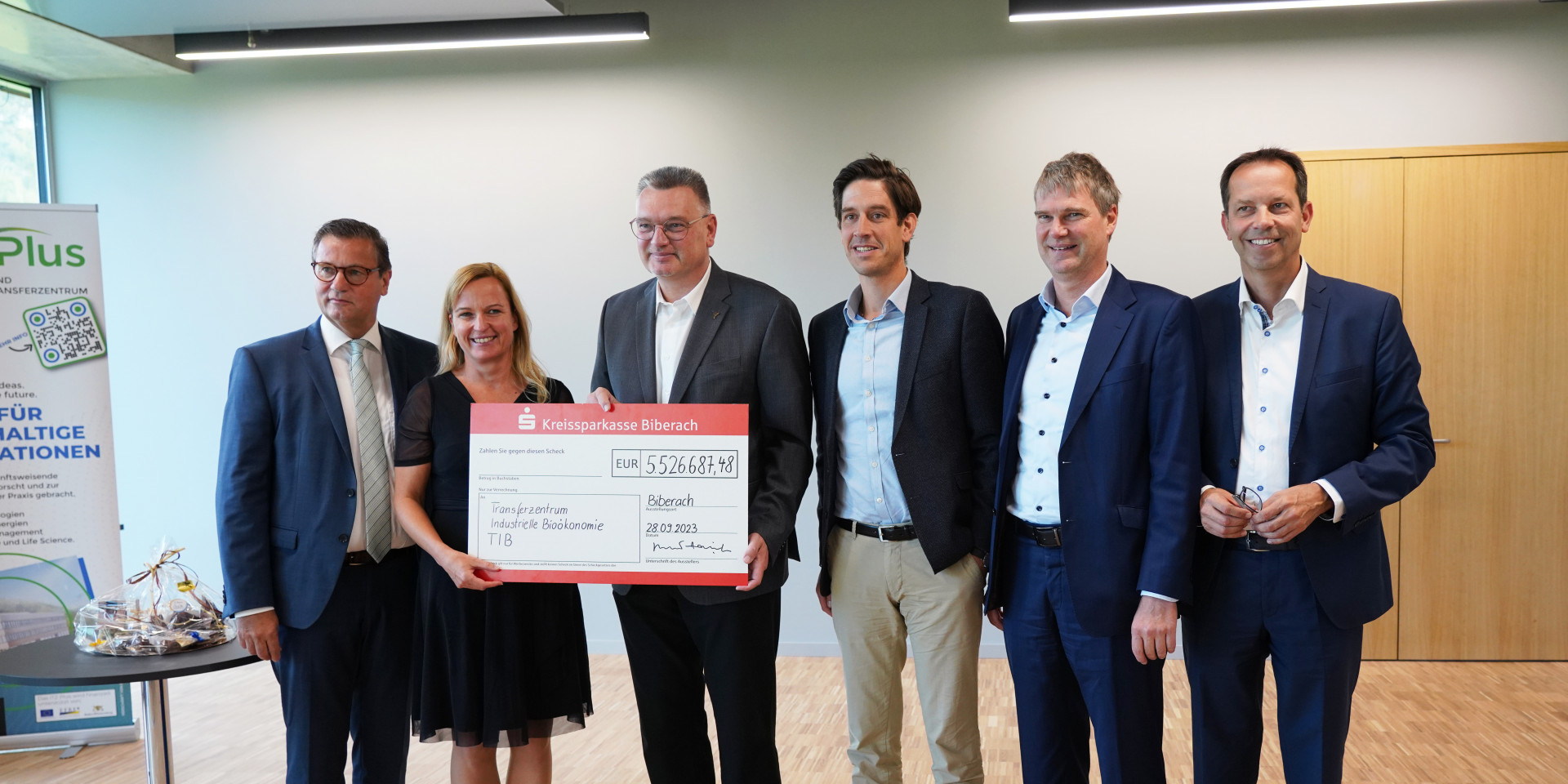 Gruppenfoto mit Scheck