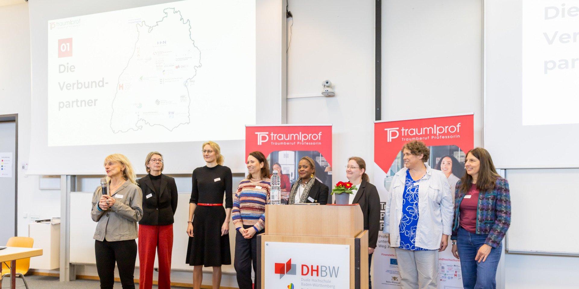 Viele Frauen stehen auf einem Podium
