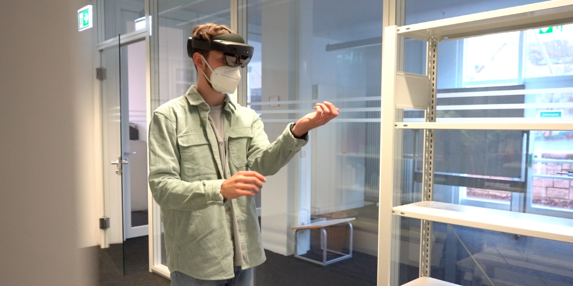 Junger Mann mit VR-Brille im Gebäude
