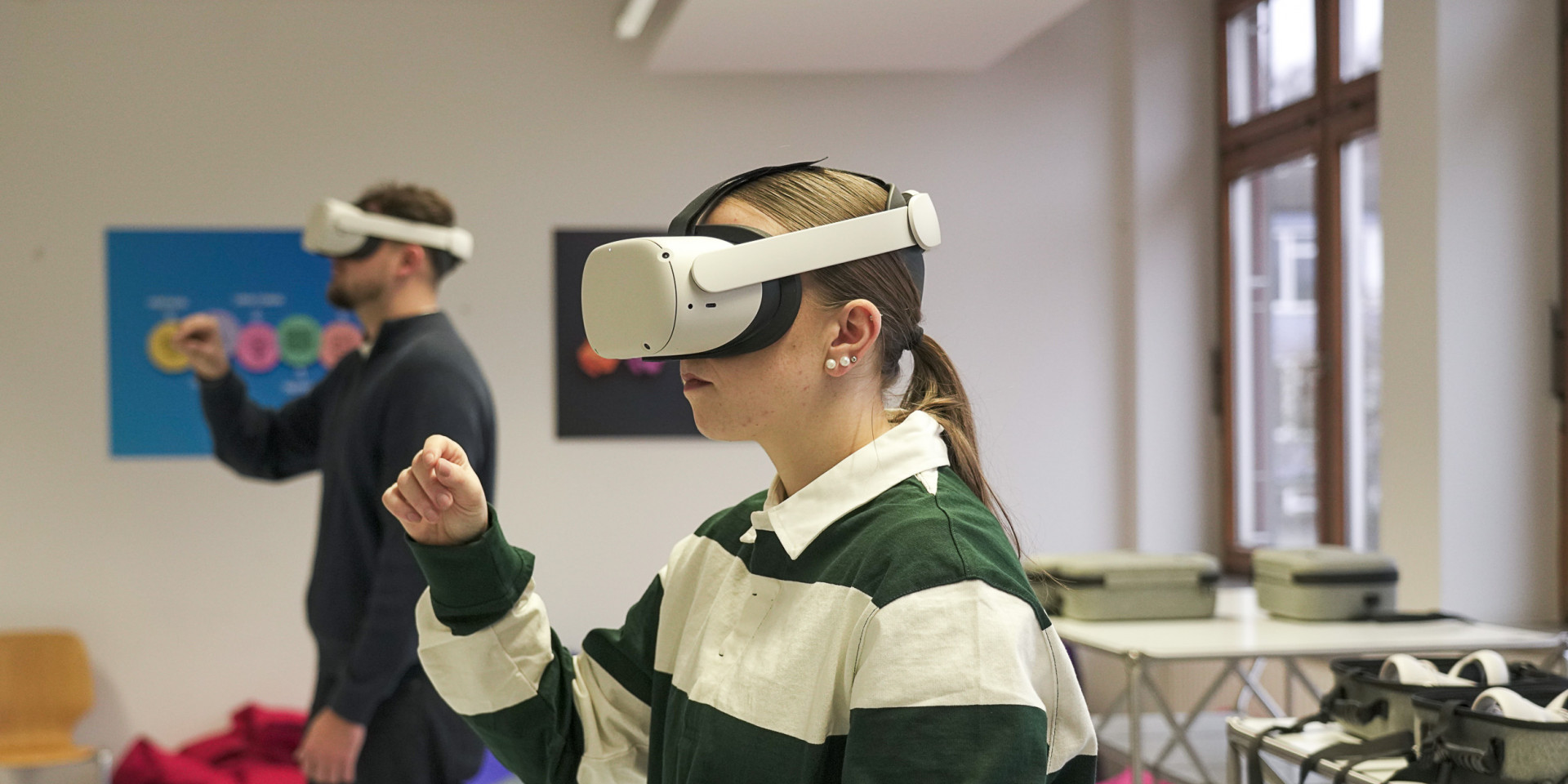 Eine Frau und ein Mann tragen eine VR Brille 