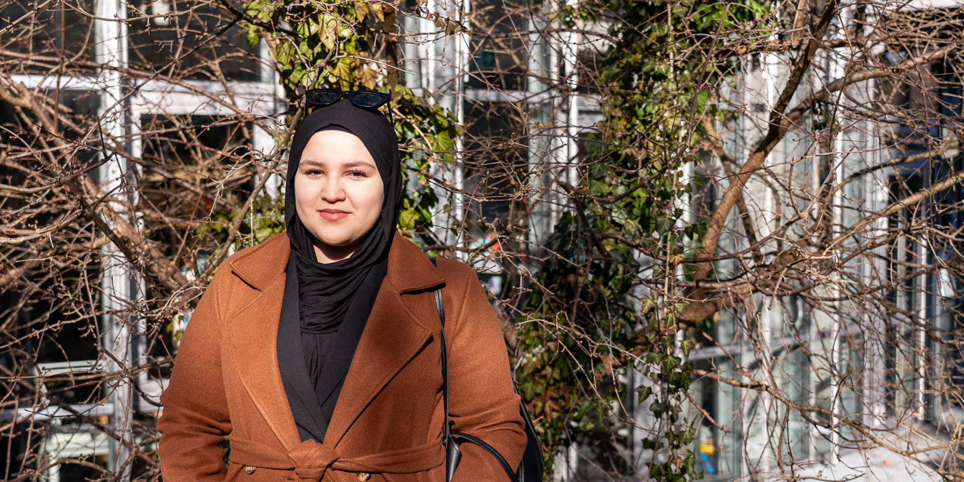 Studentin steht draußen 