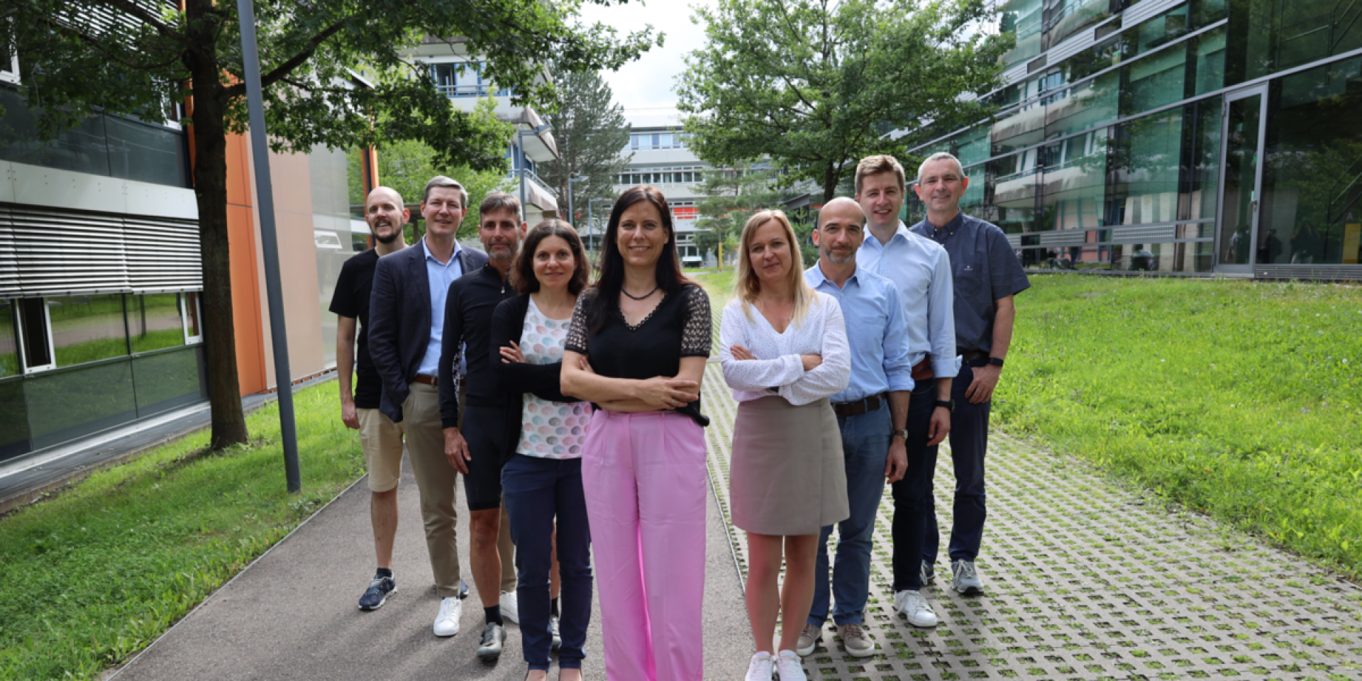 Personen stehen draußen für ein Gruppenfoto