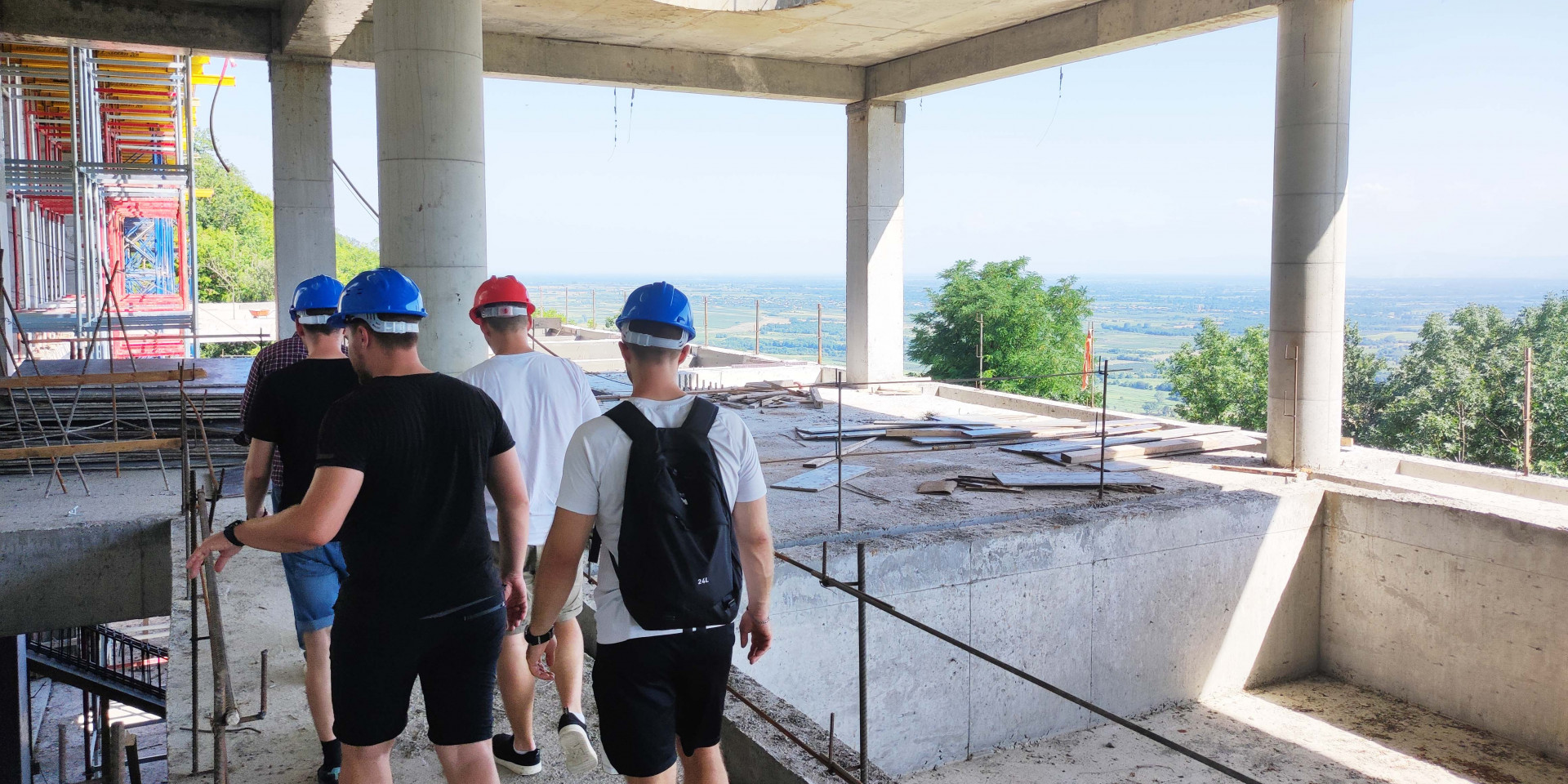Menschen auf einer Baustelle mit Bauhelmen 