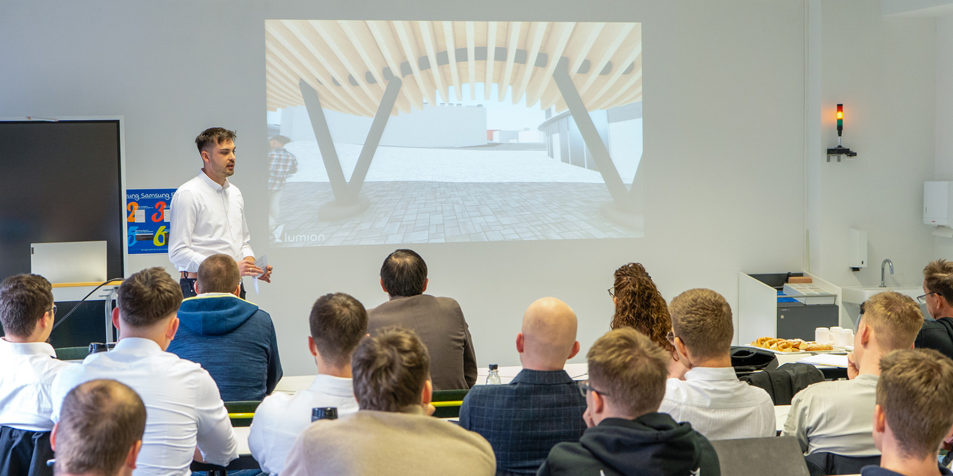 Studierender des Bau-Projektmanagement präsentiert seinen Entwurf im Plenum