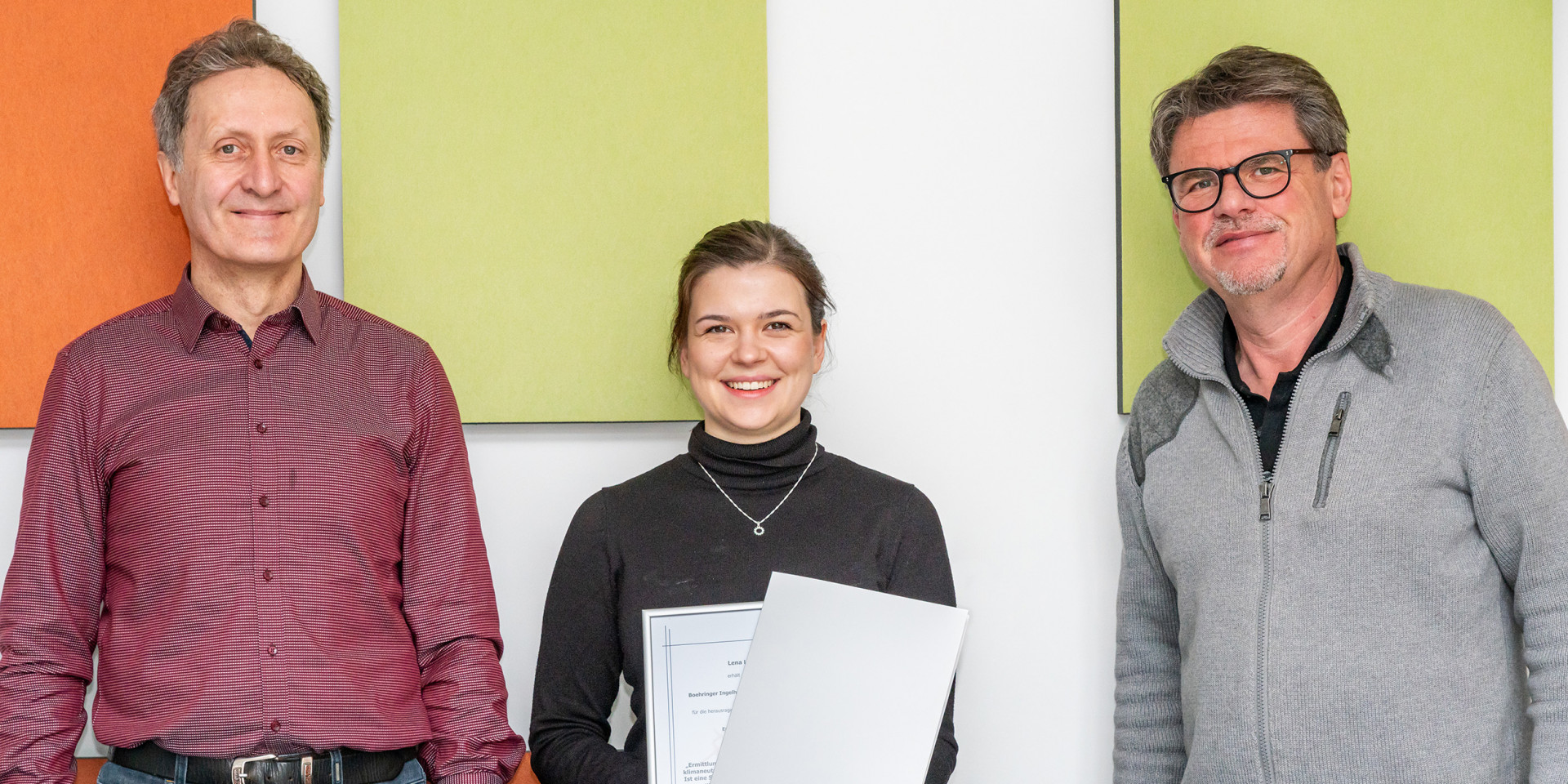 EI-Absolventin Lena Lisowski mit Betreuer und Unternehmensvertreter Boehringer Ingelheim